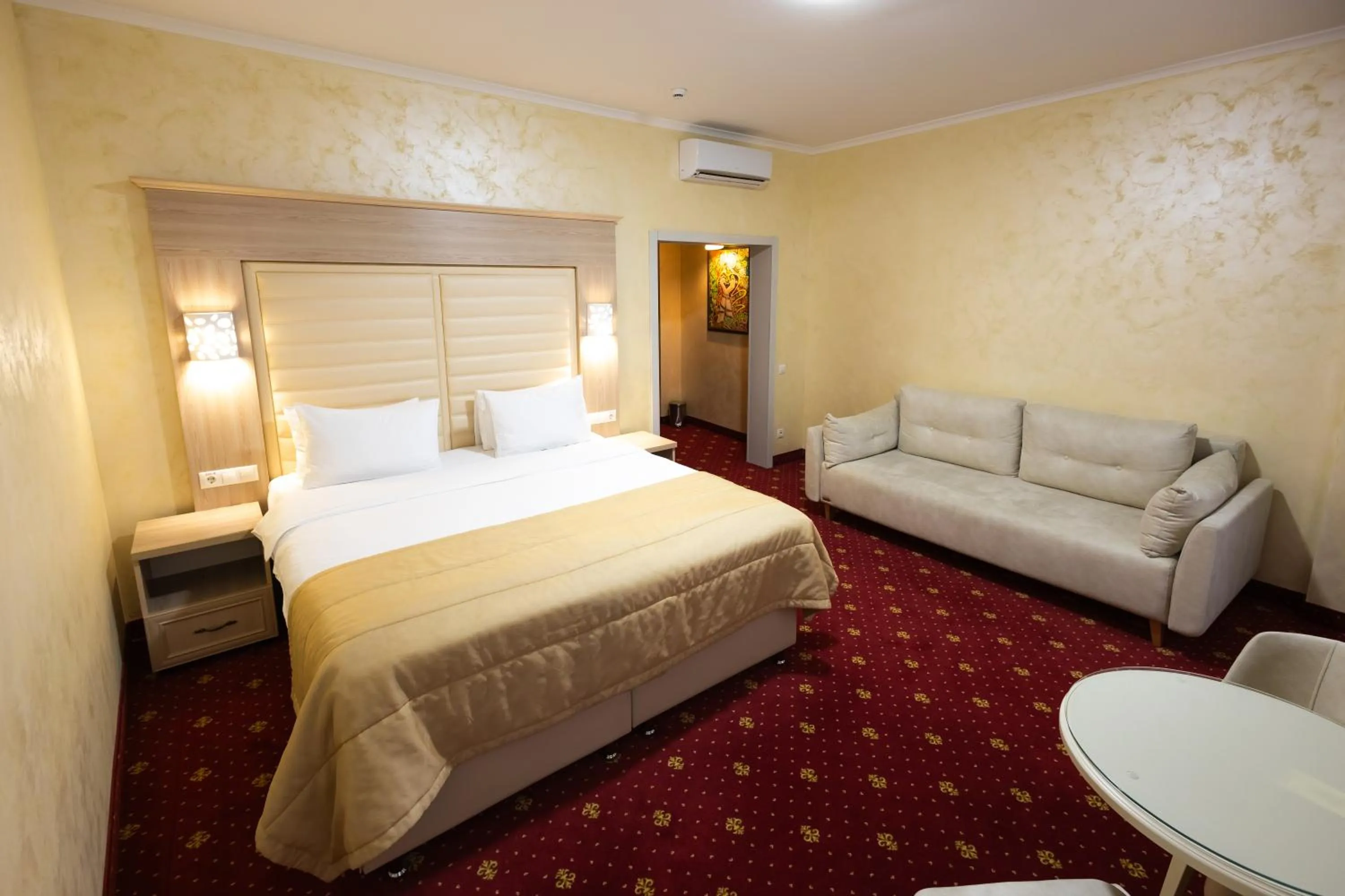 Living room, Bed in Hotel France