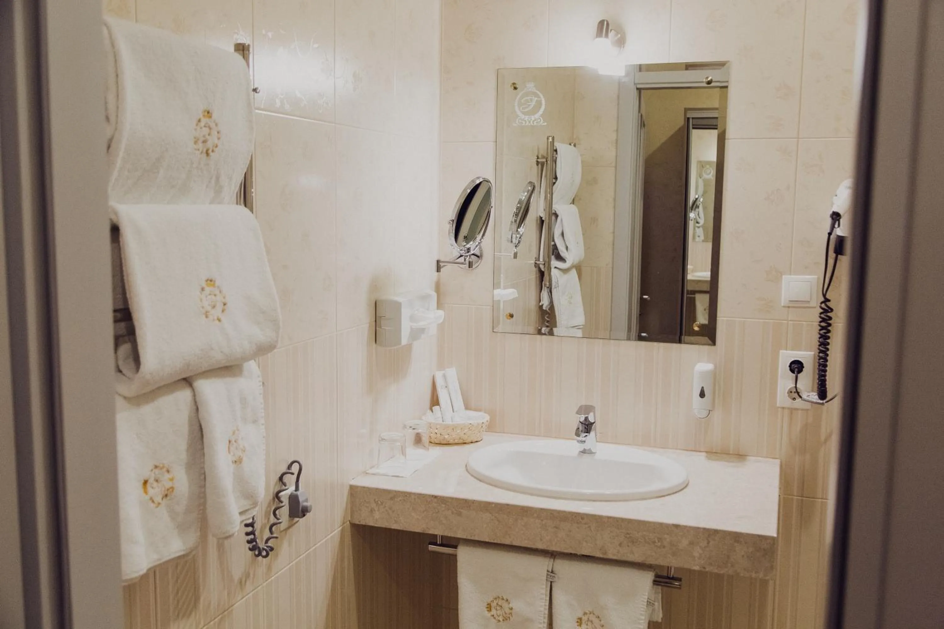 Photo of the whole room in Hotel France