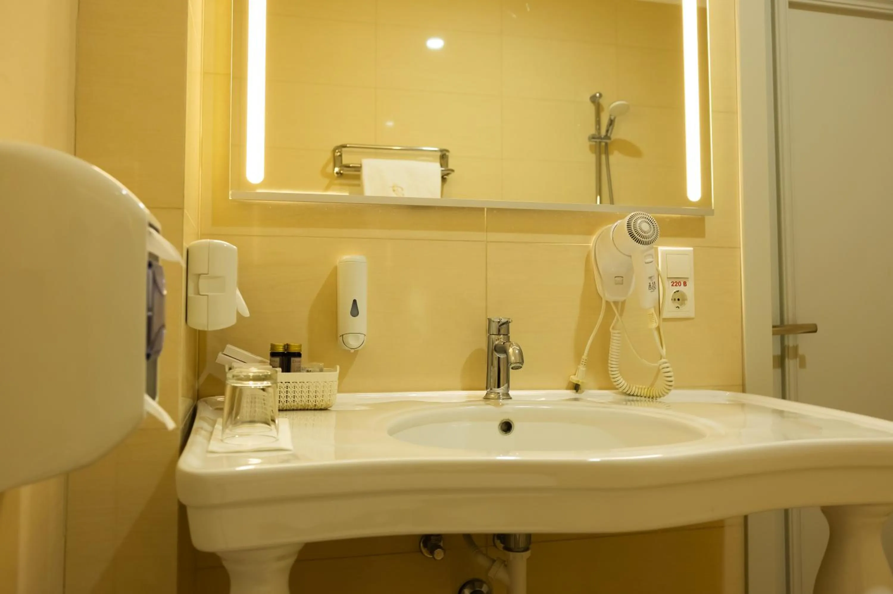 Bathroom in Hotel France