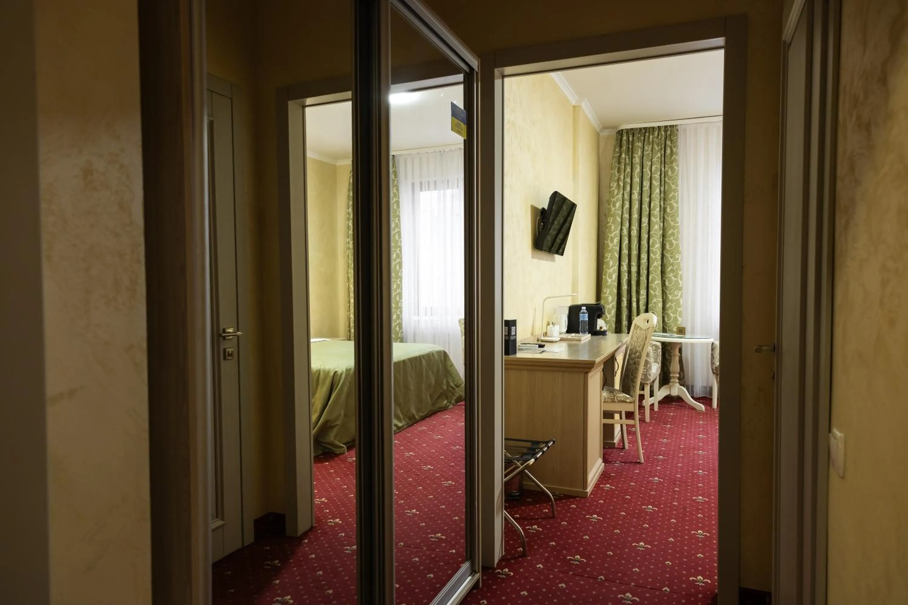 Photo of the whole room in Hotel France