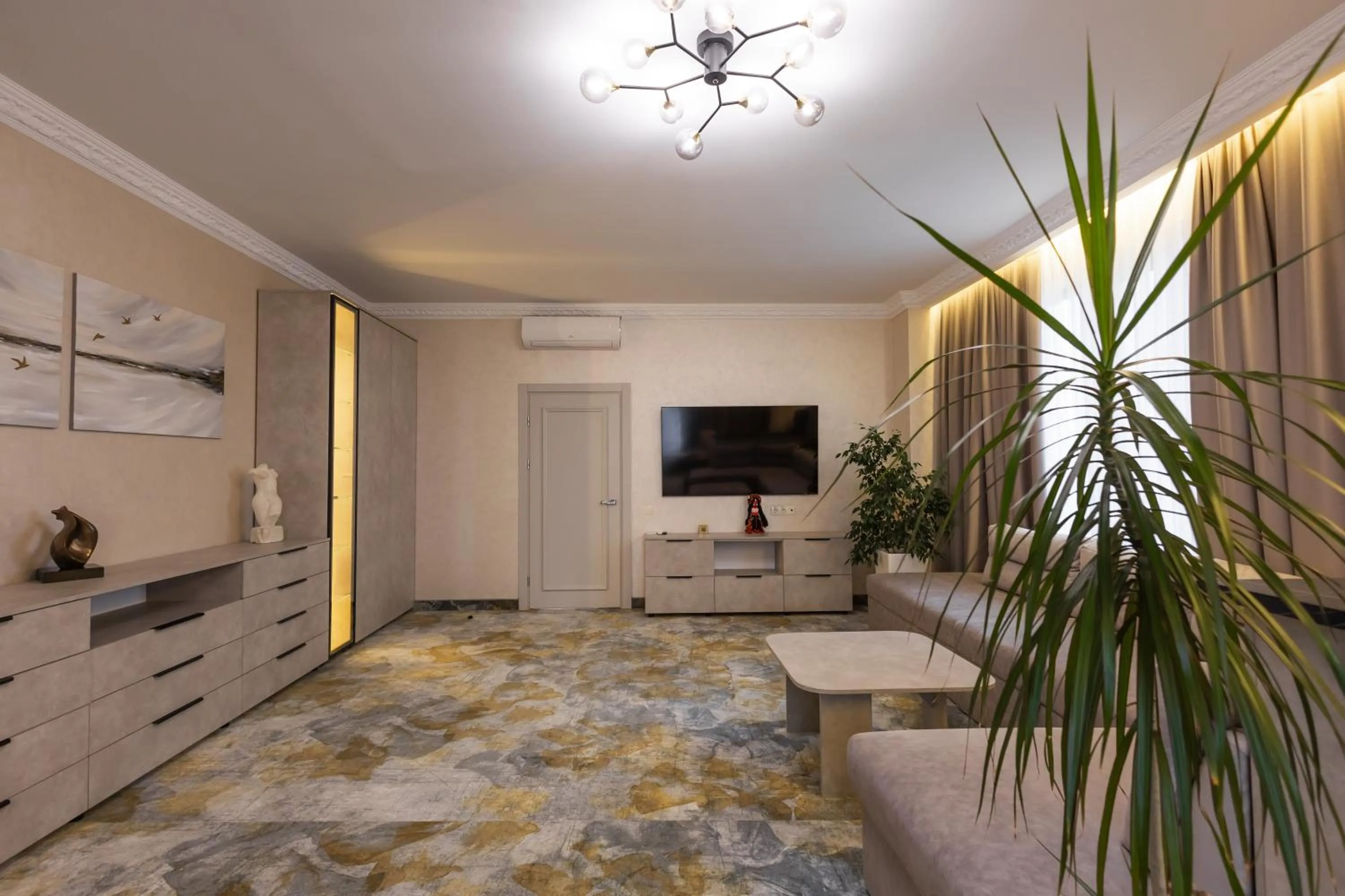 Communal lounge/ TV room in Hotel France