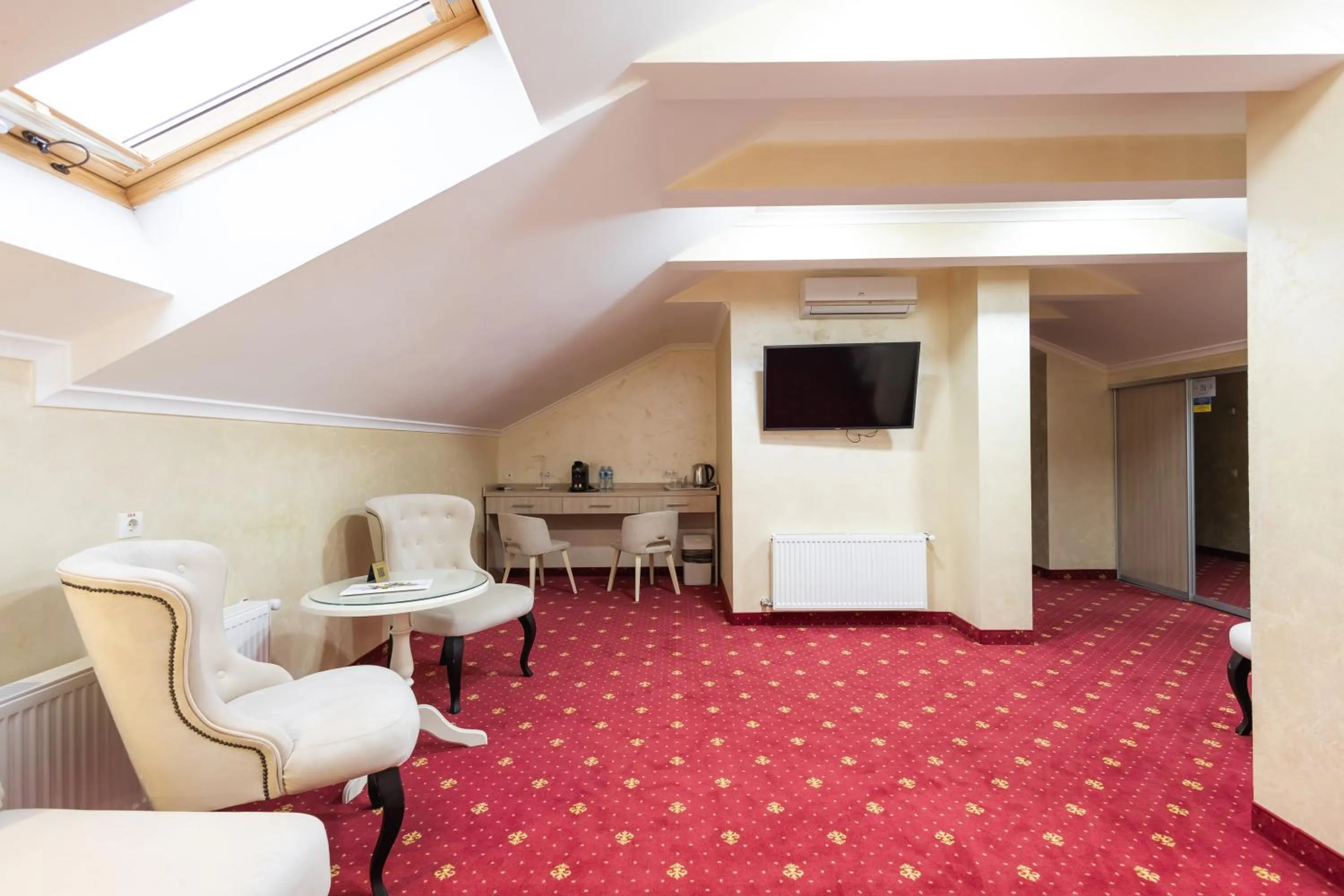 Communal lounge/ TV room in Hotel France