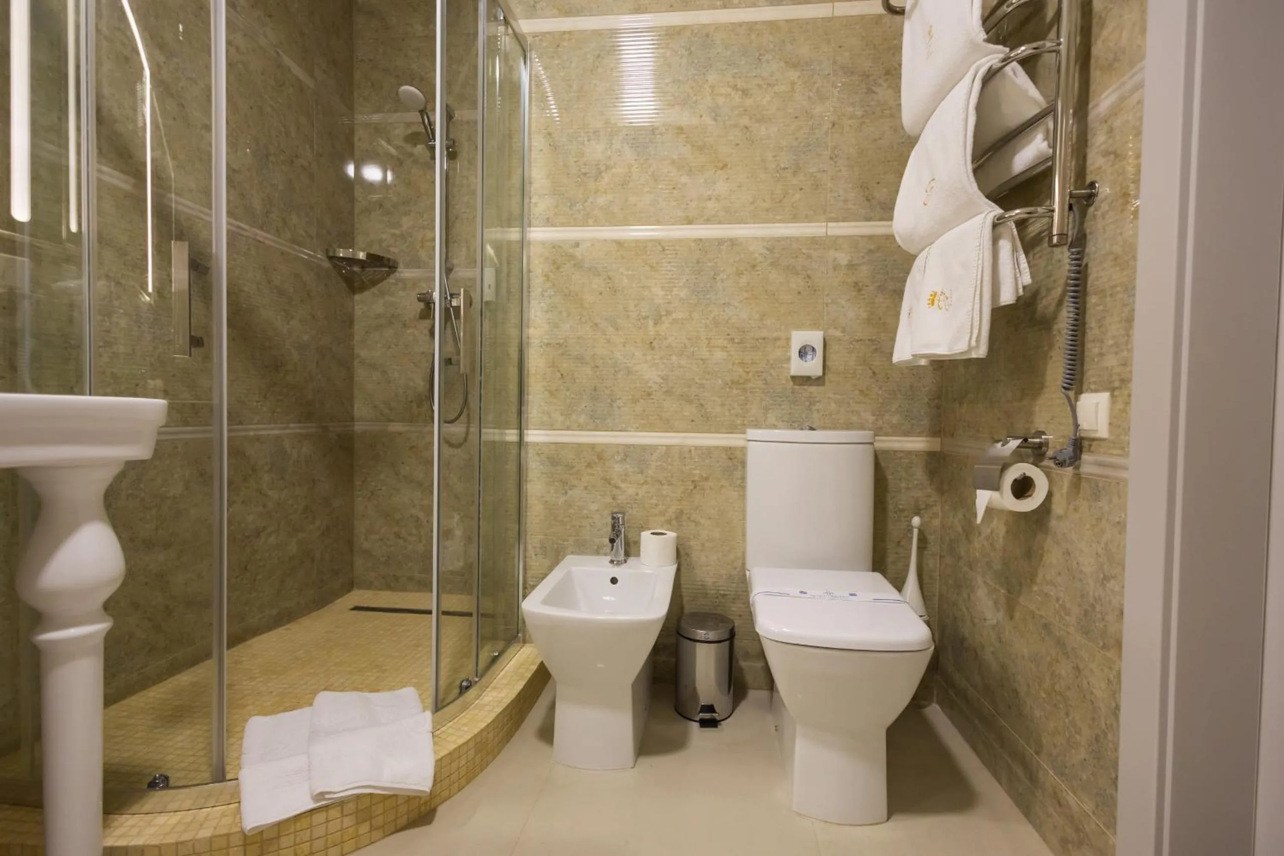 Bathroom in Hotel France