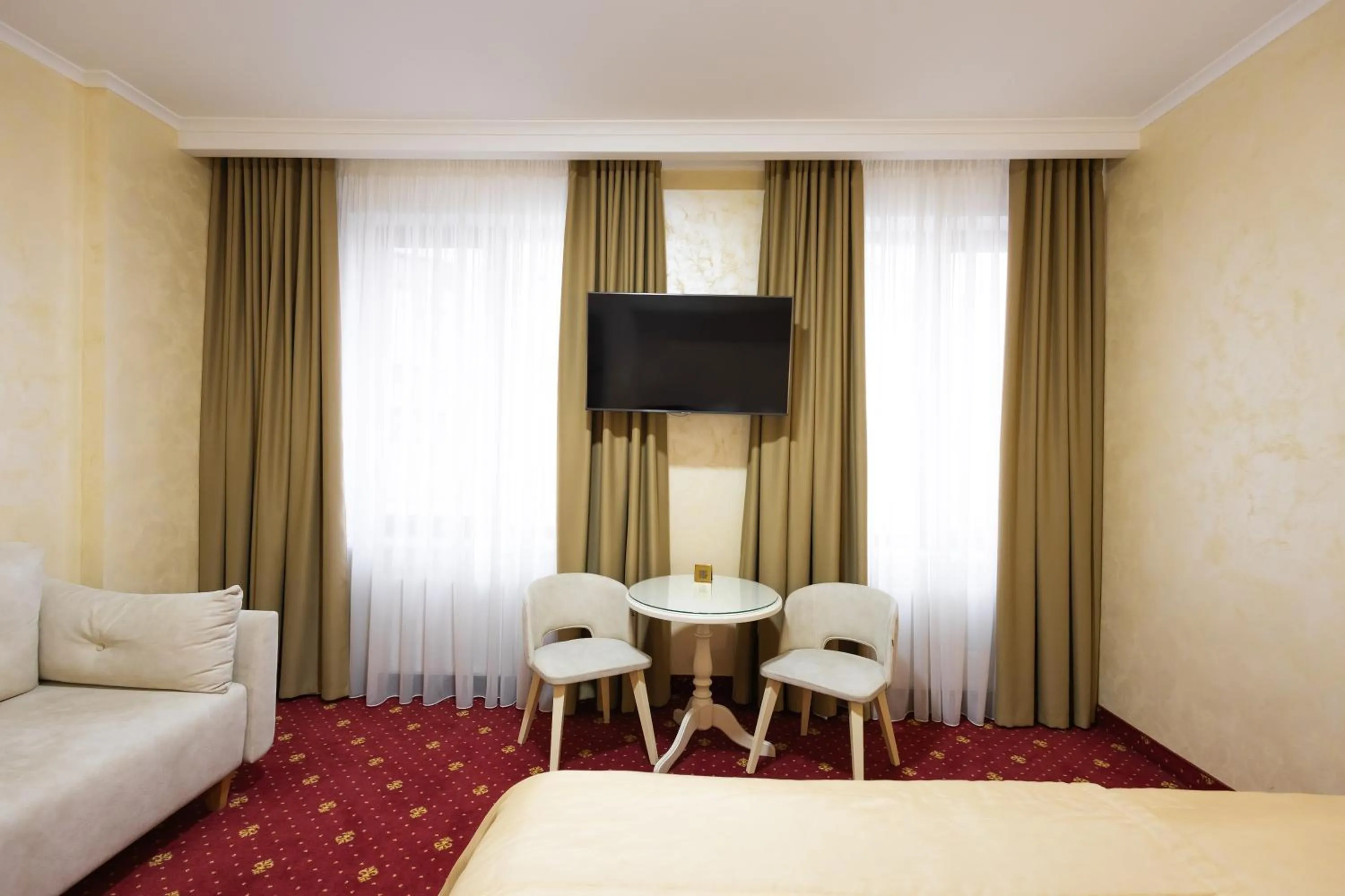 Communal lounge/ TV room, Bed in Hotel France