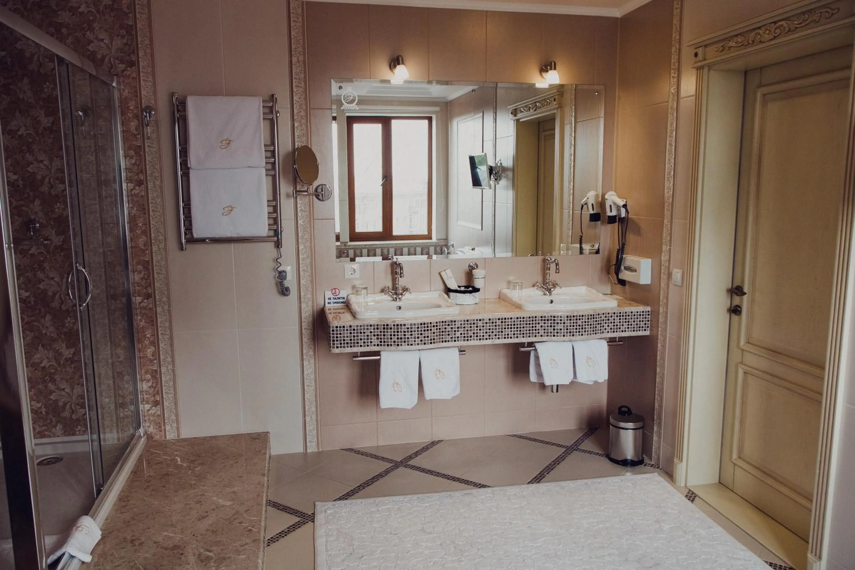 Shower in Hotel France