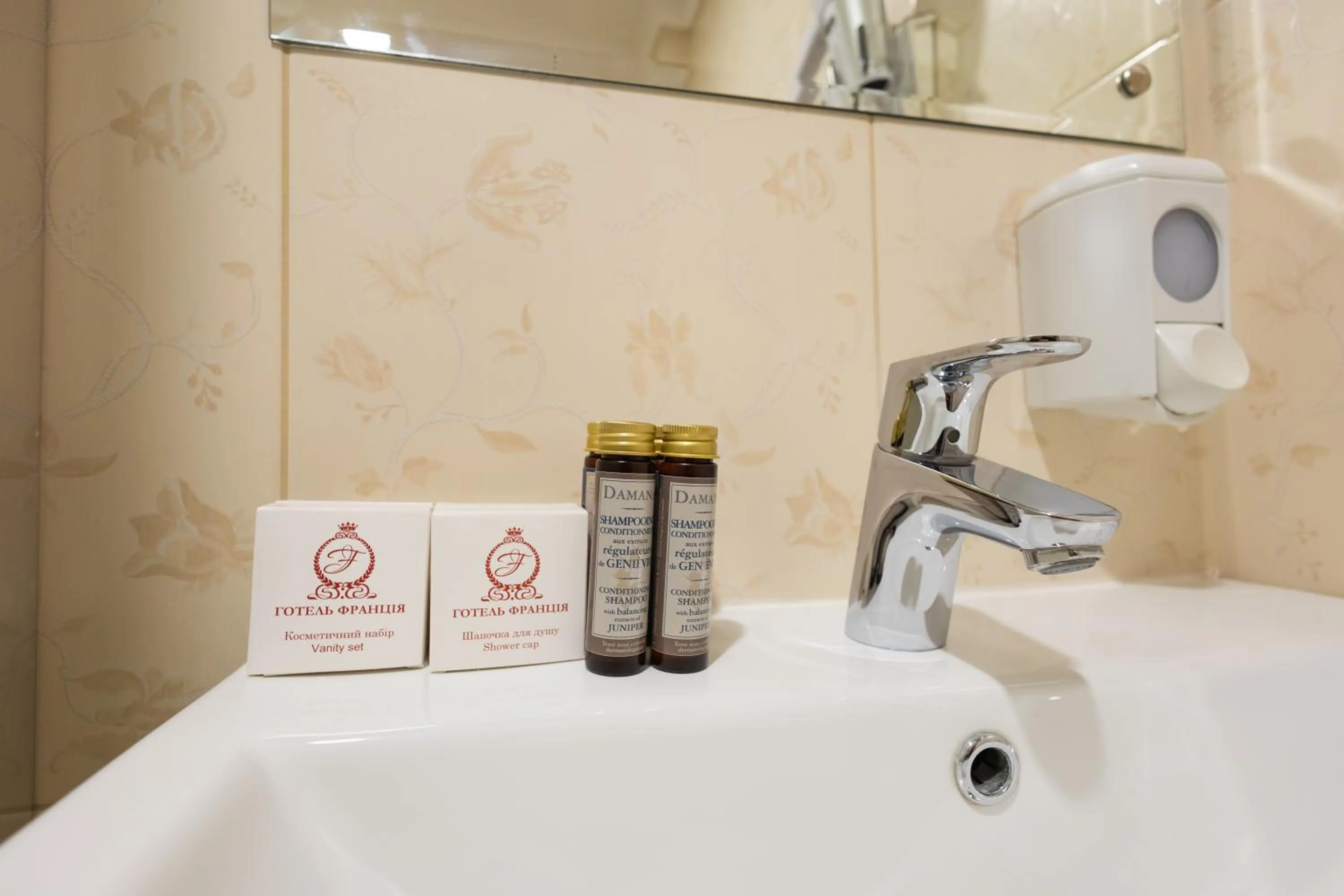 Bathroom in Hotel France