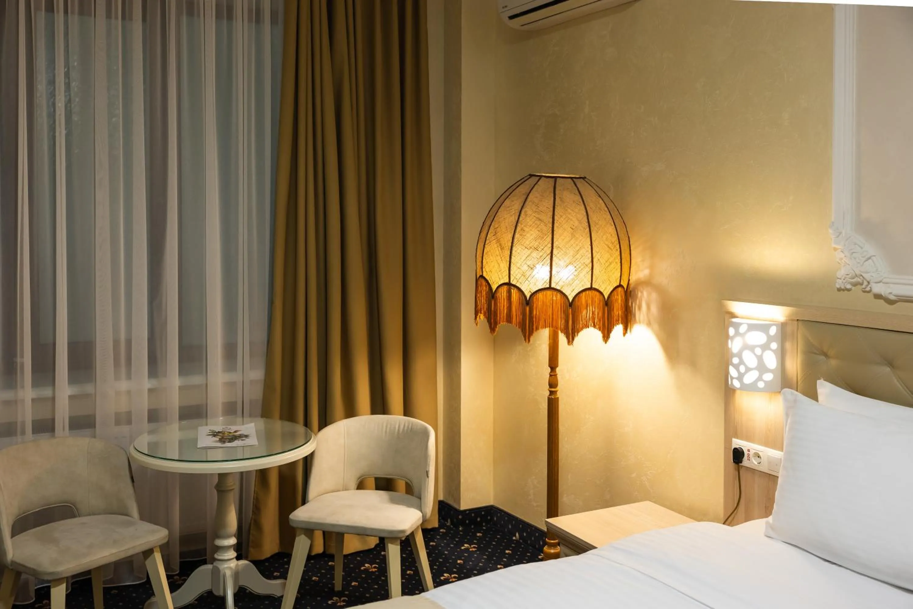 Living room, Bed in Hotel France