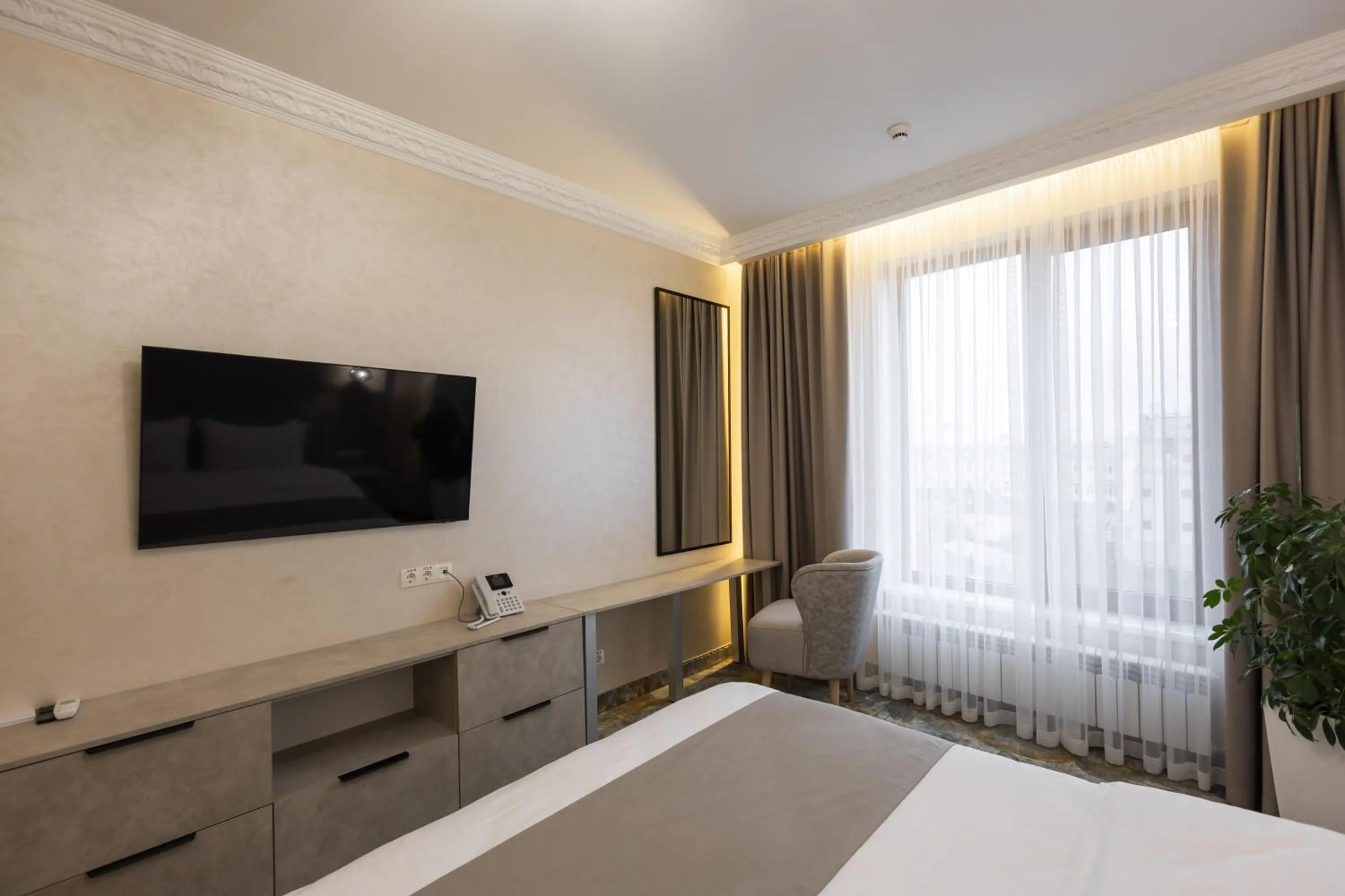 Communal lounge/ TV room, Bed in Hotel France