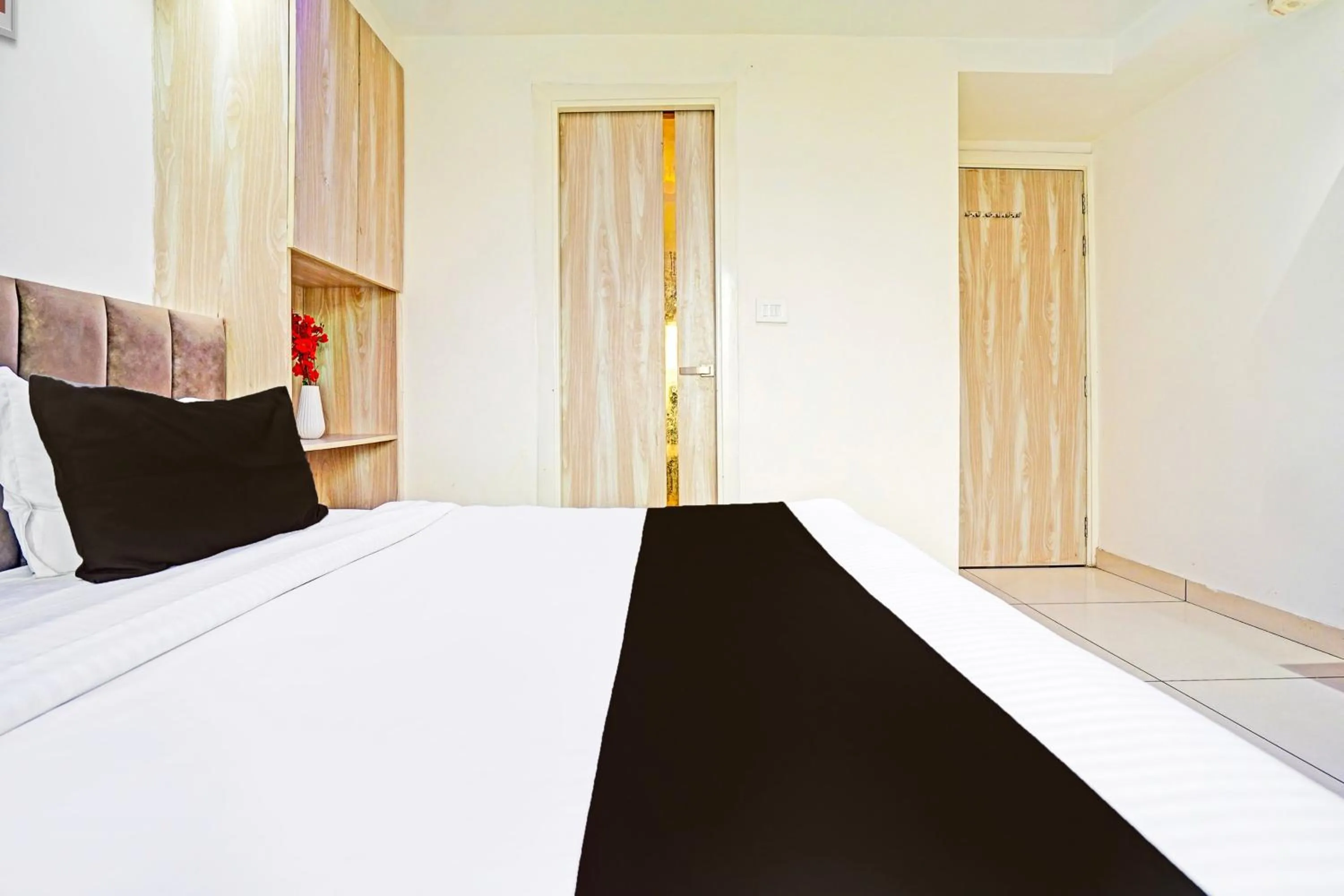 Bedroom, Bed in Super Hotel O Luxury Inn