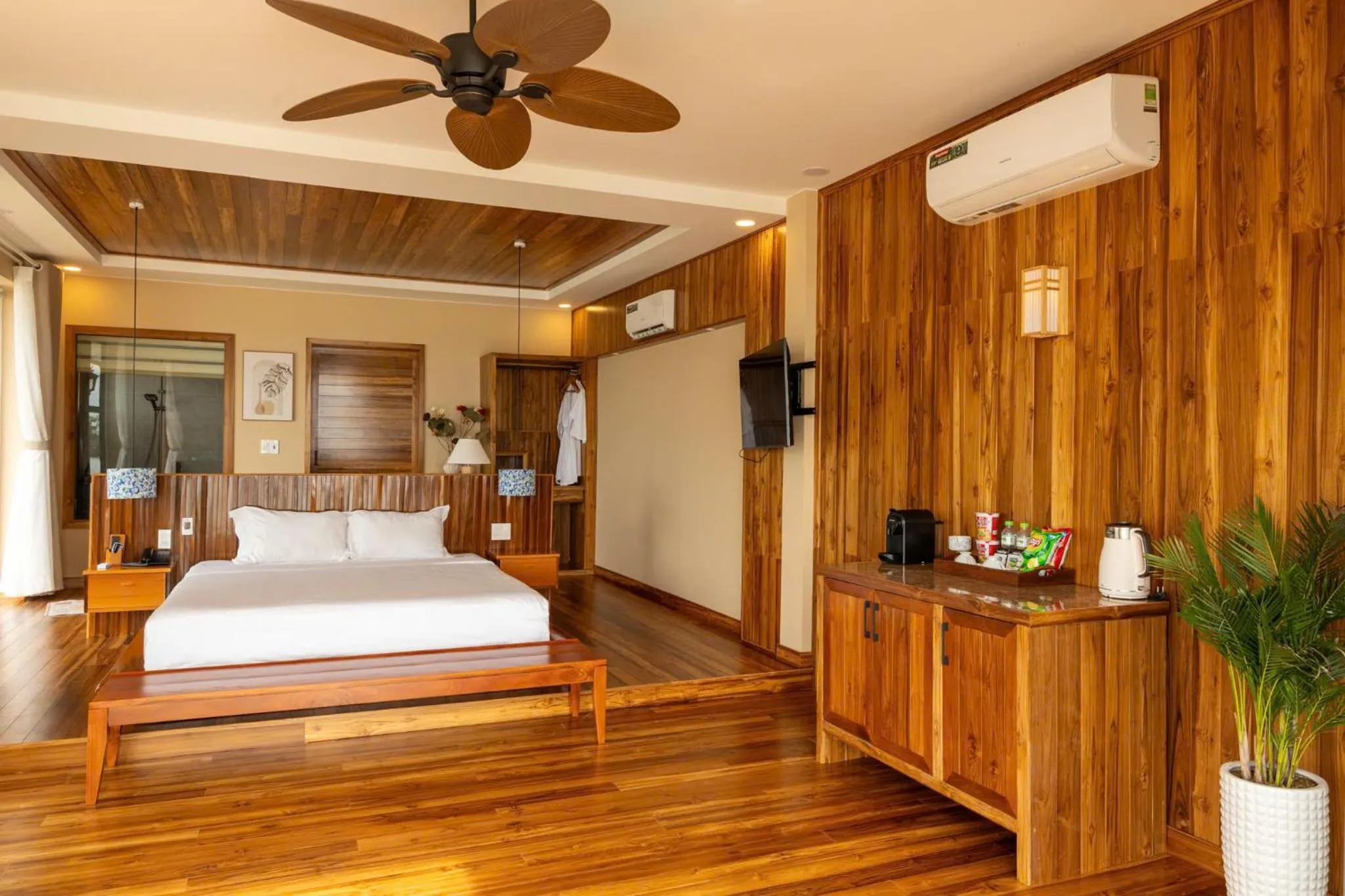 Bed in Rocks Beach Boutique