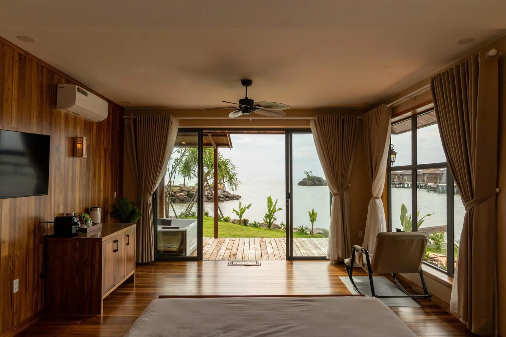 Photo of the whole room in Rocks Beach Boutique