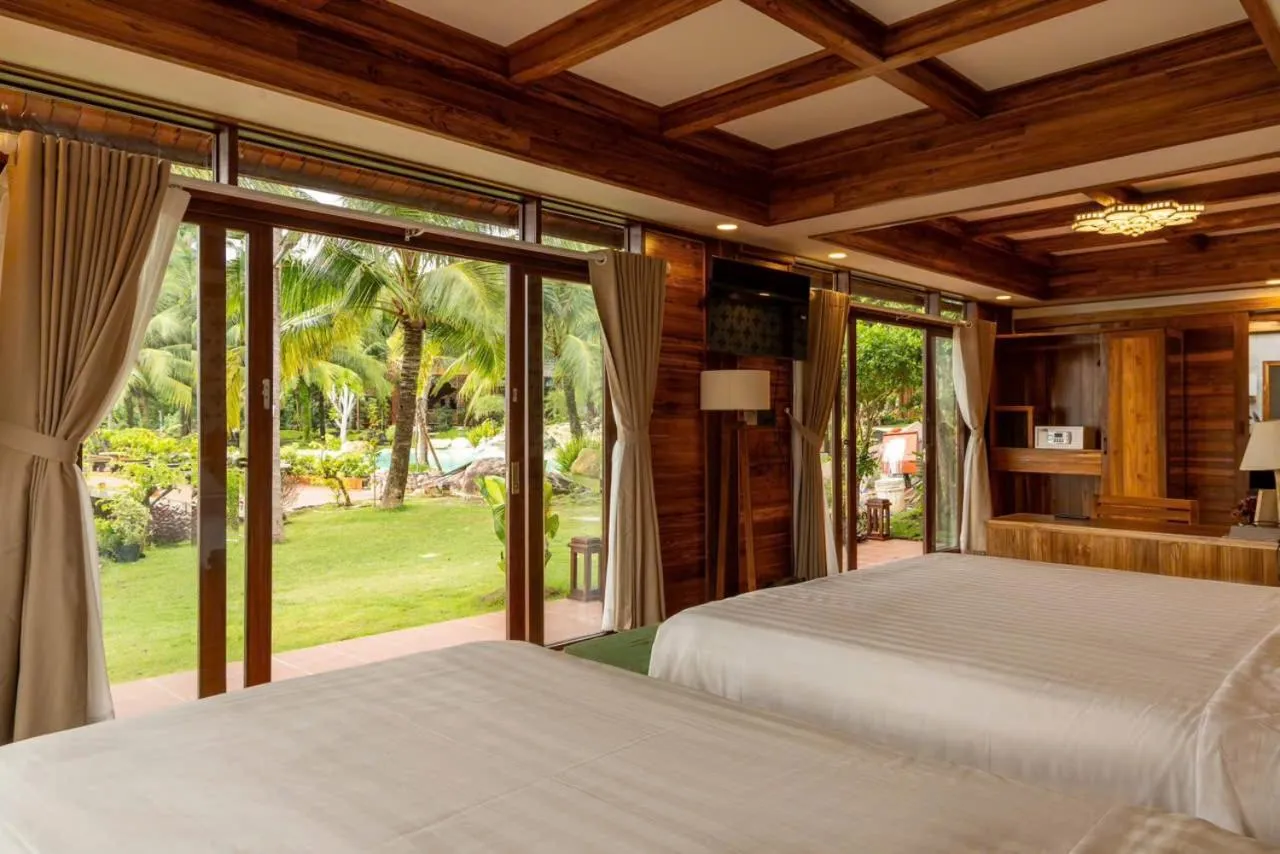 Garden, Bed in Rocks Beach Boutique