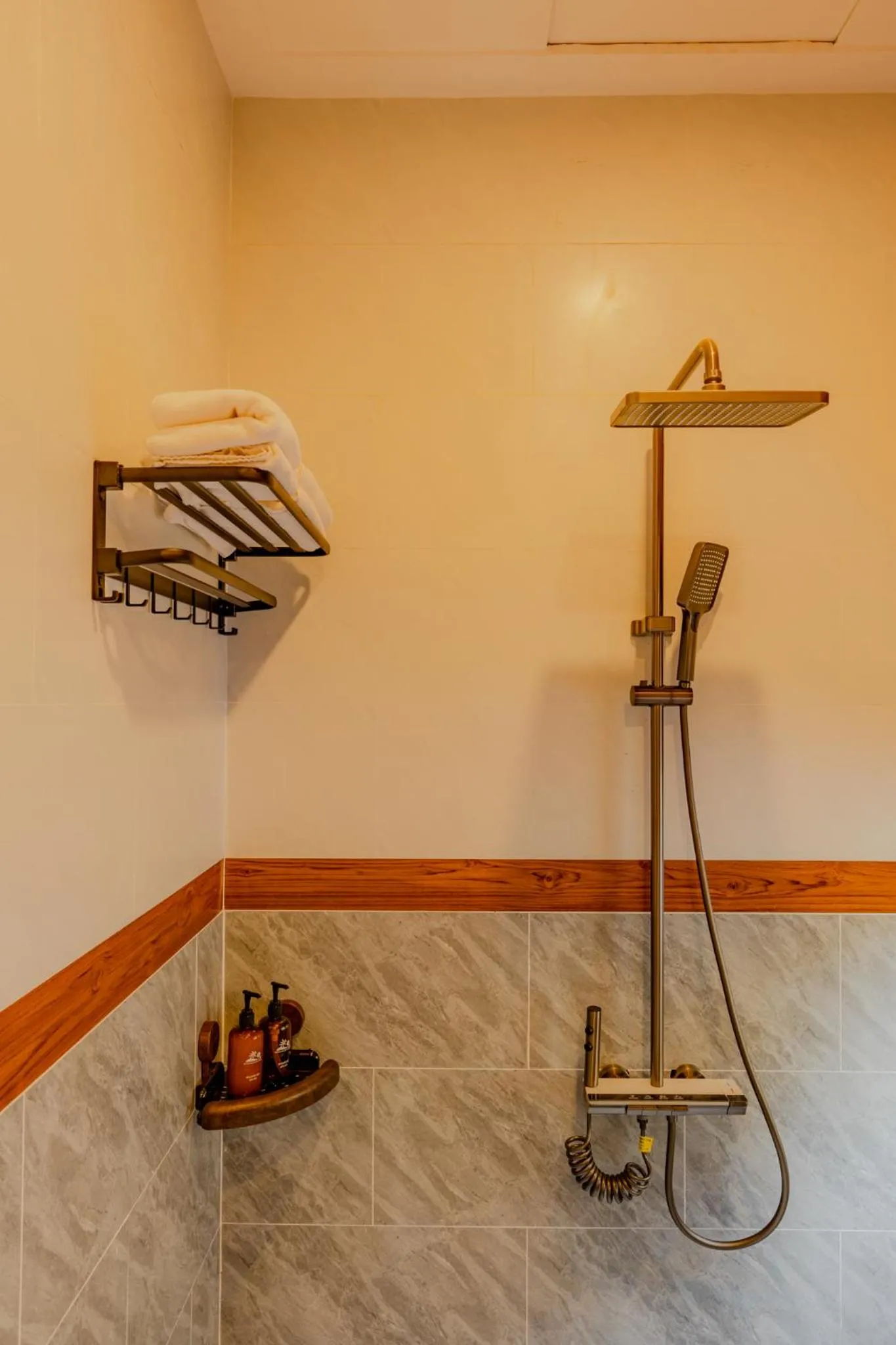 Shower in Rocks Beach Boutique