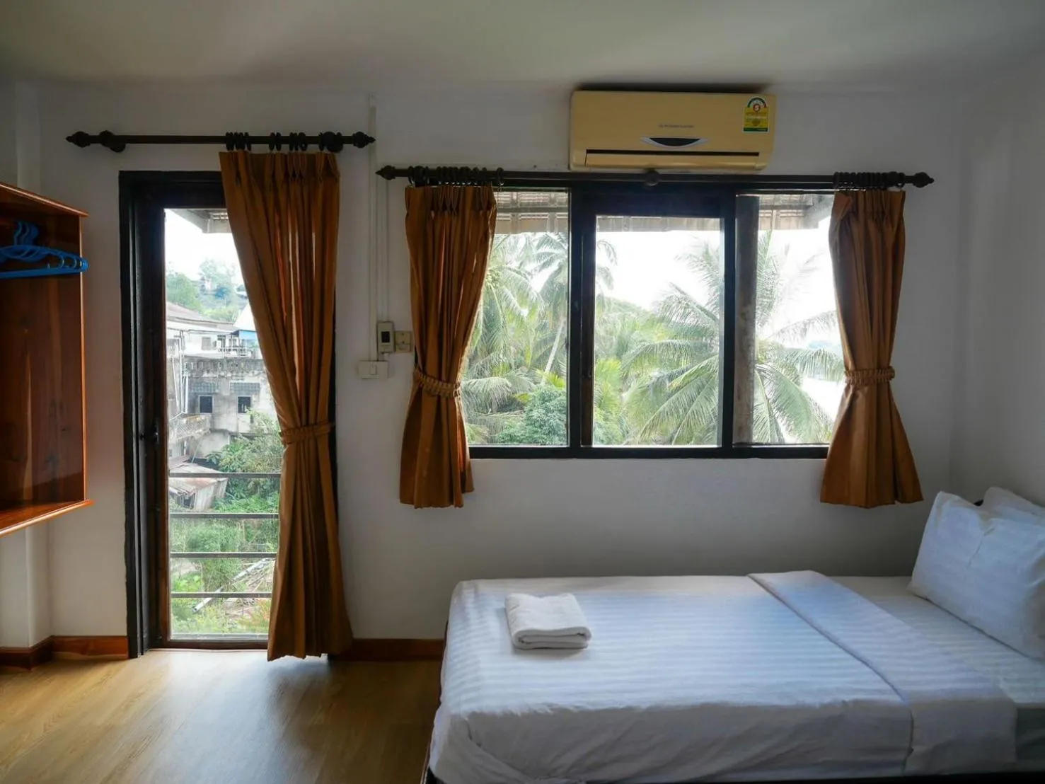 Bed in Riverside Houayxay Hotel