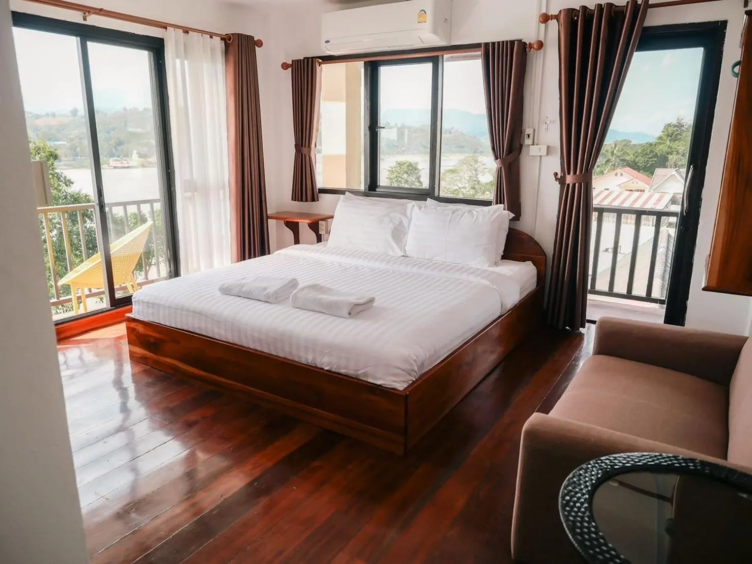 Bed in Riverside Houayxay Hotel