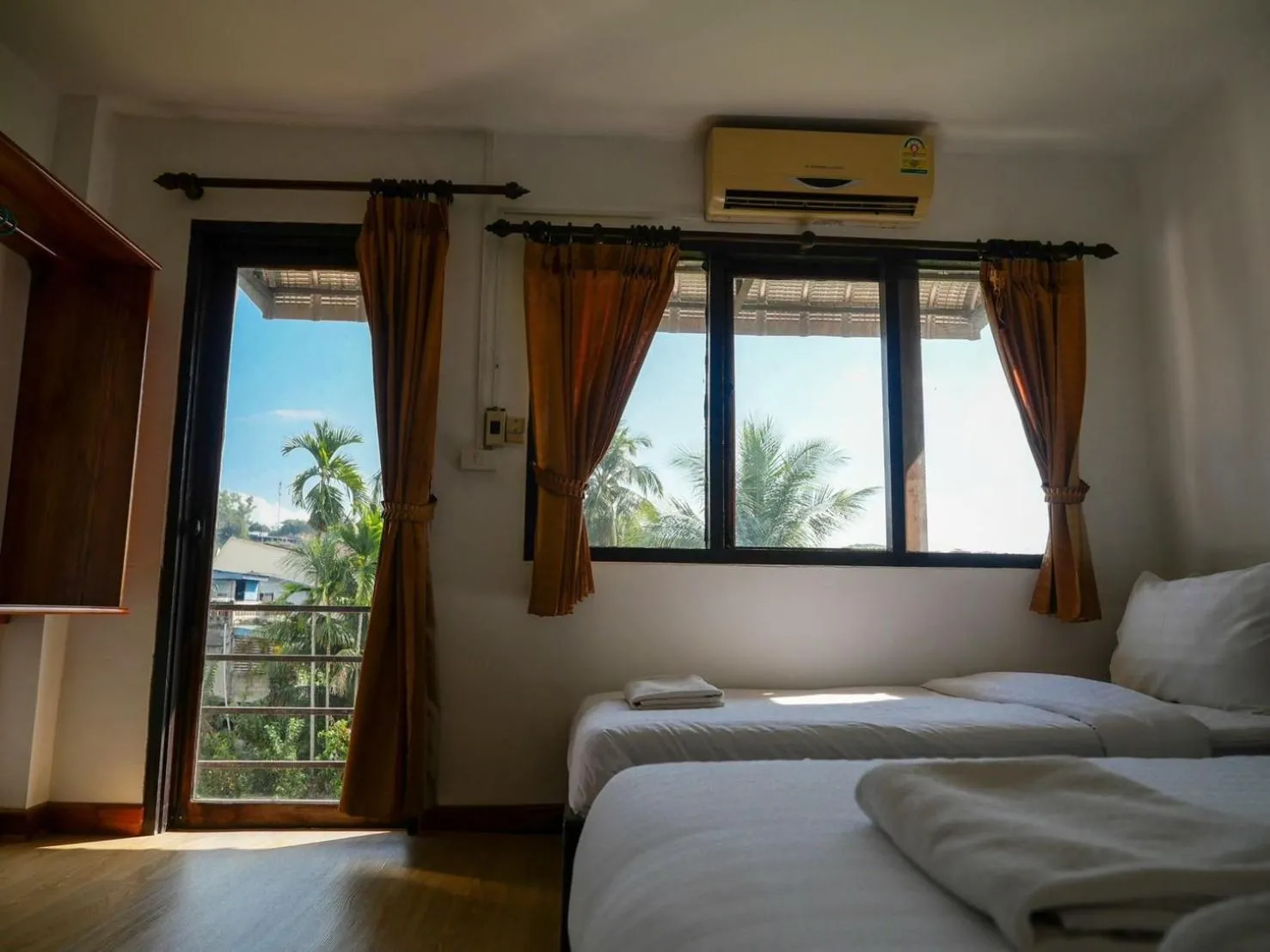 Bed in Riverside Houayxay Hotel
