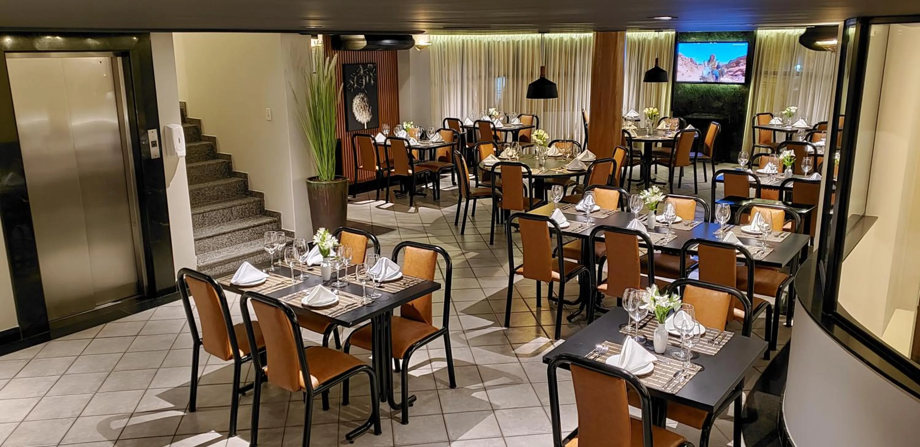 Restaurant/places to eat in Lord Plaza Hotel