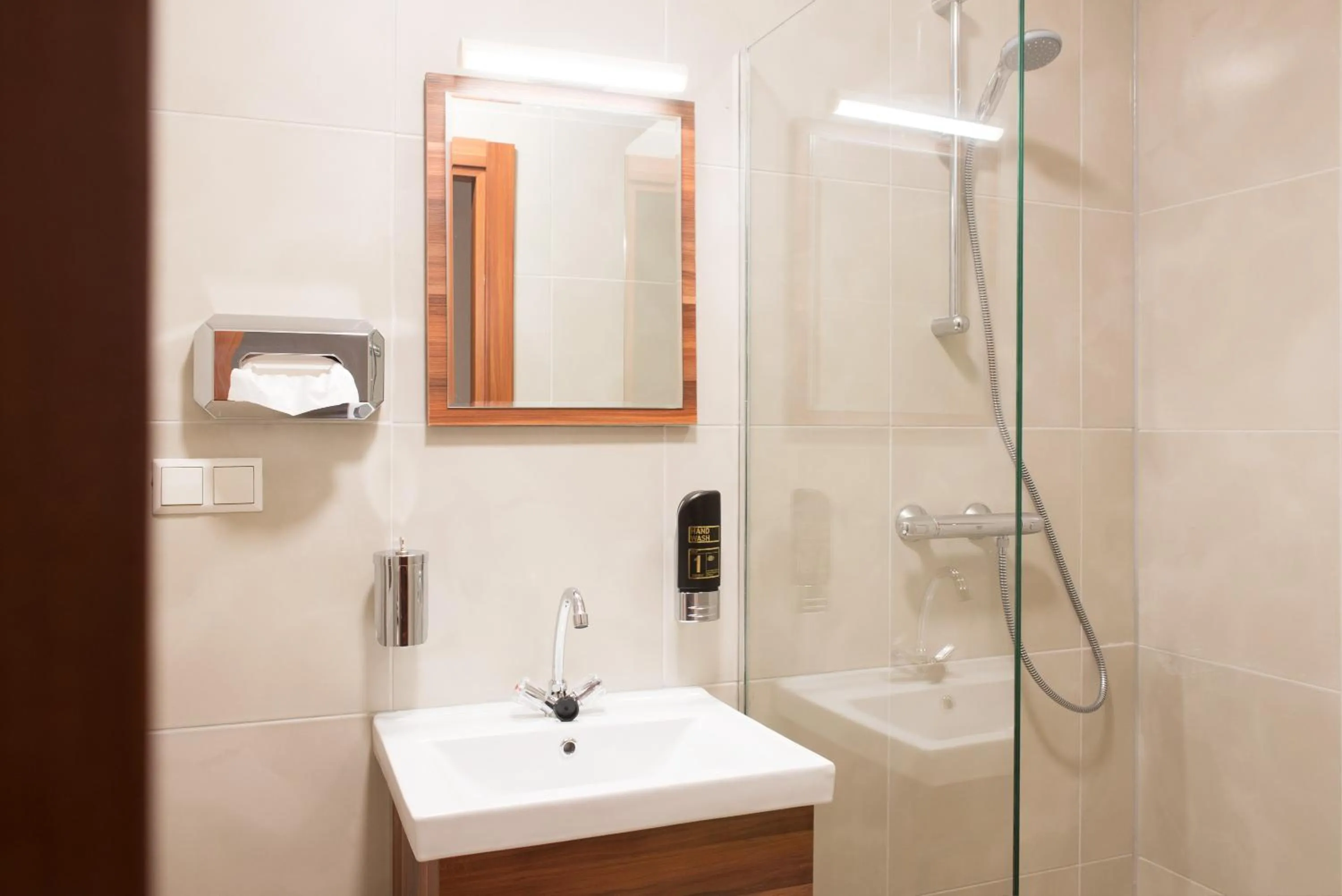 Shower in Hotel King's Court