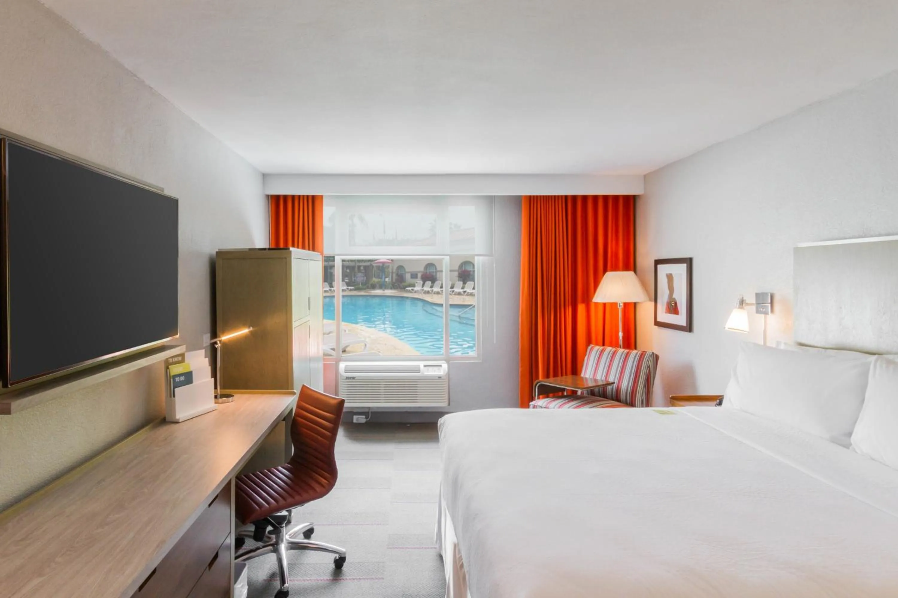 Photo of the whole room, Bed in Four Points by Sheraton Caguas Real