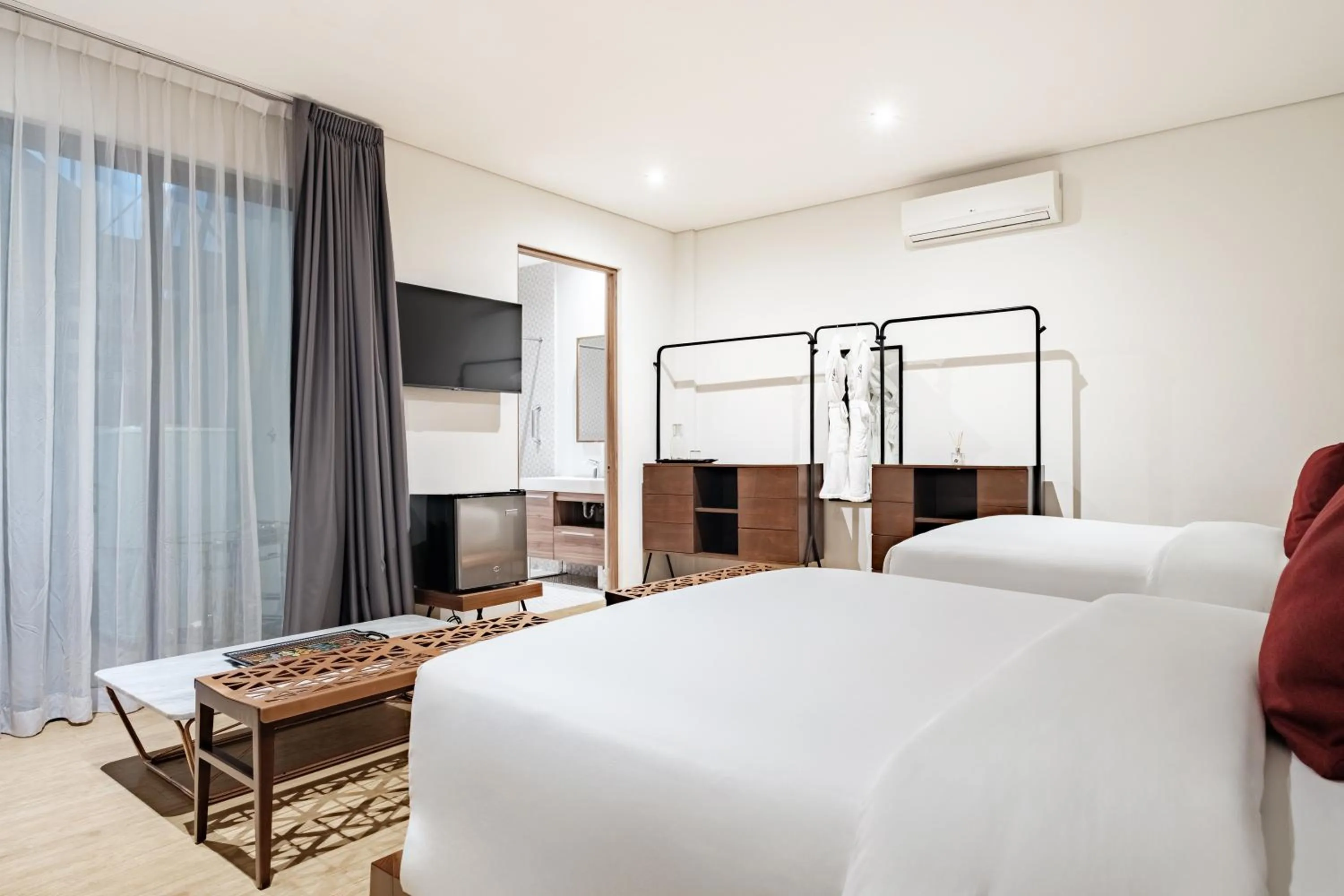 Bed in Pug Seal Polanco Allan Poe