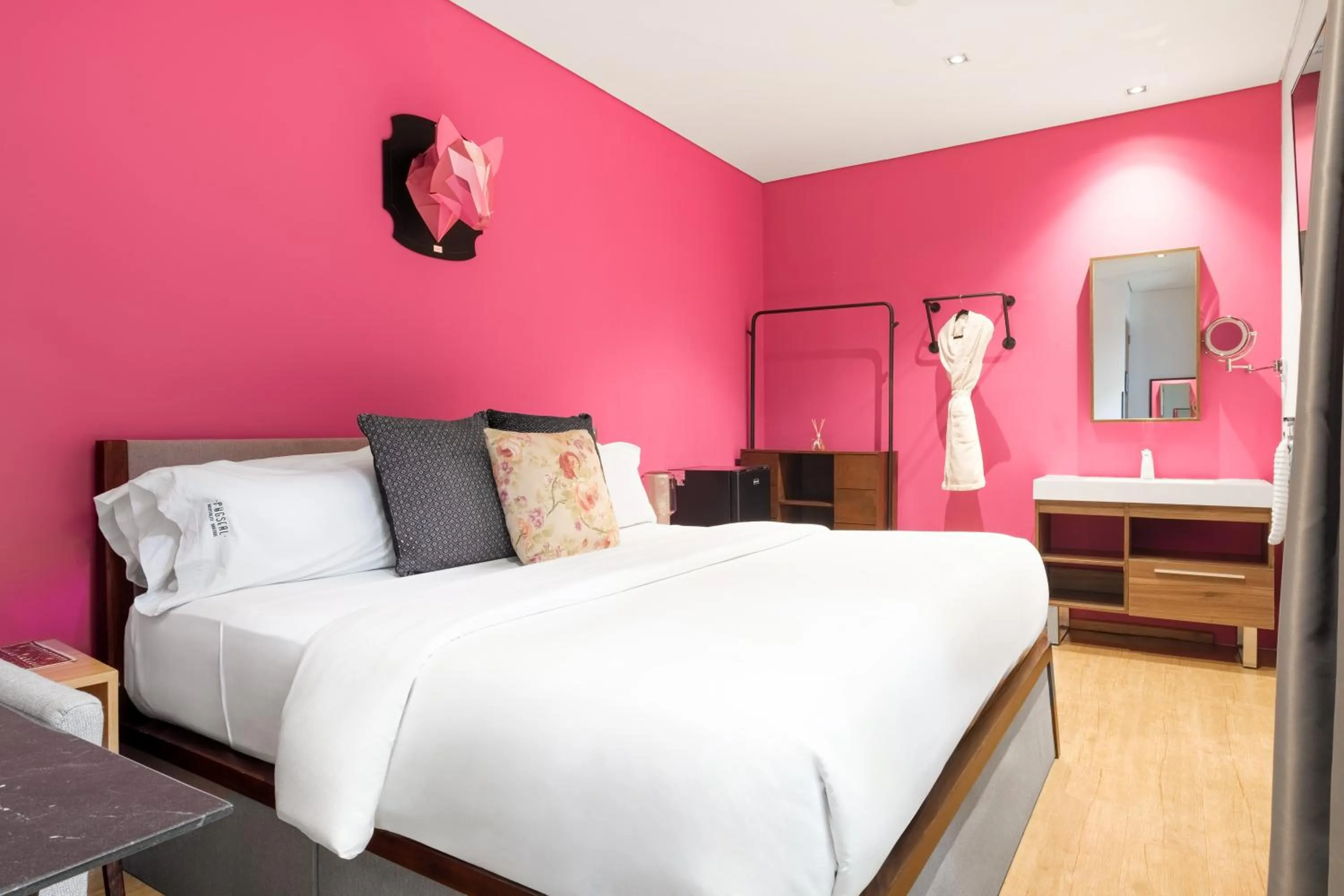 Bed in Pug Seal Polanco Allan Poe