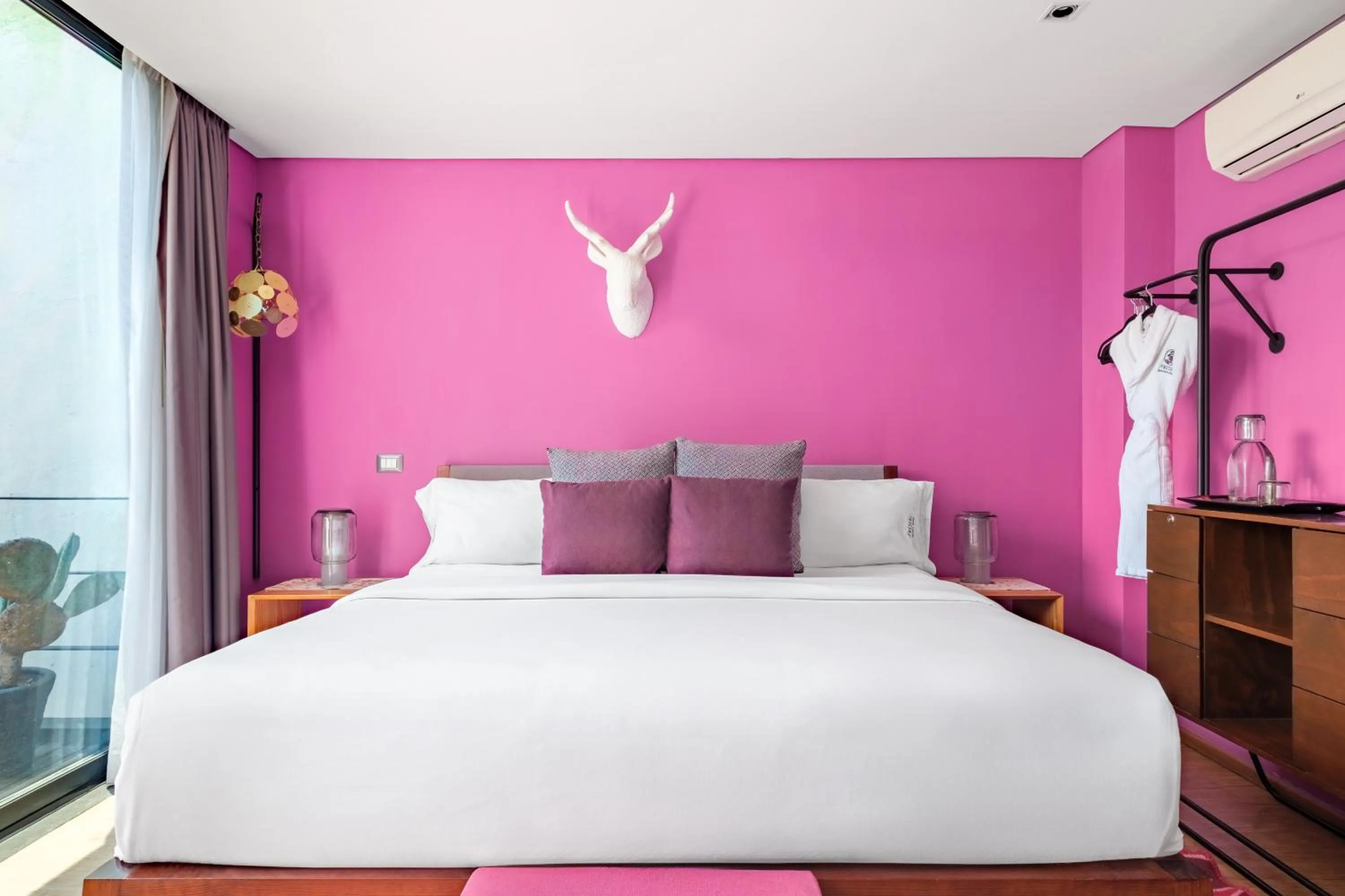 Bed in Pug Seal Polanco Allan Poe