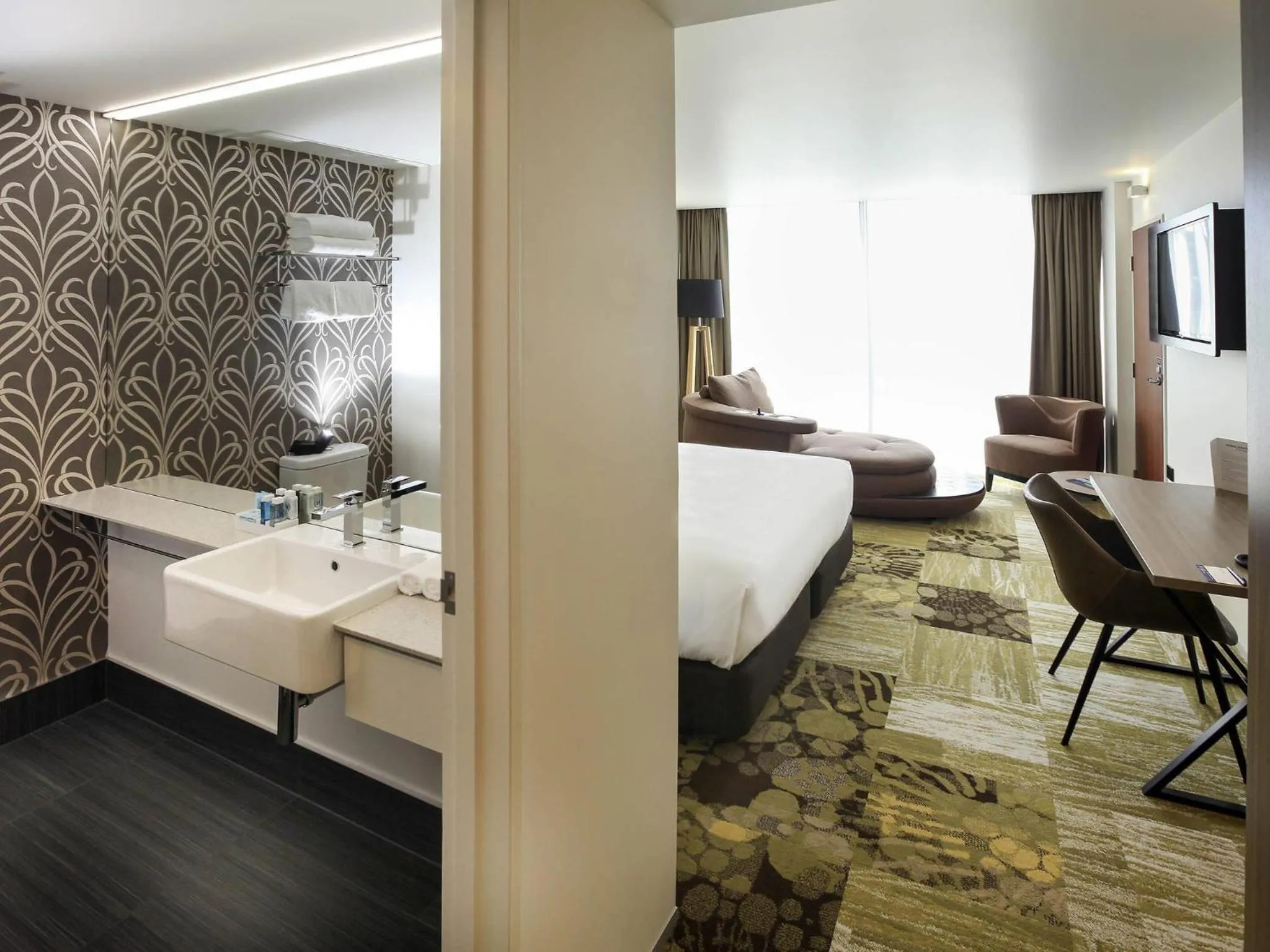 Bedroom, Bed in Novotel New Plymouth Taranaki