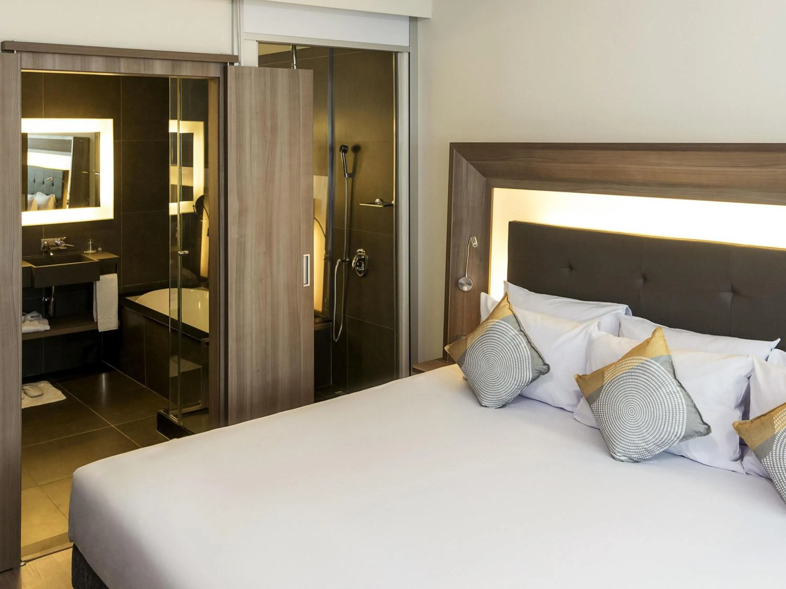 Bedroom, Bed in Novotel Santos Gonzaga