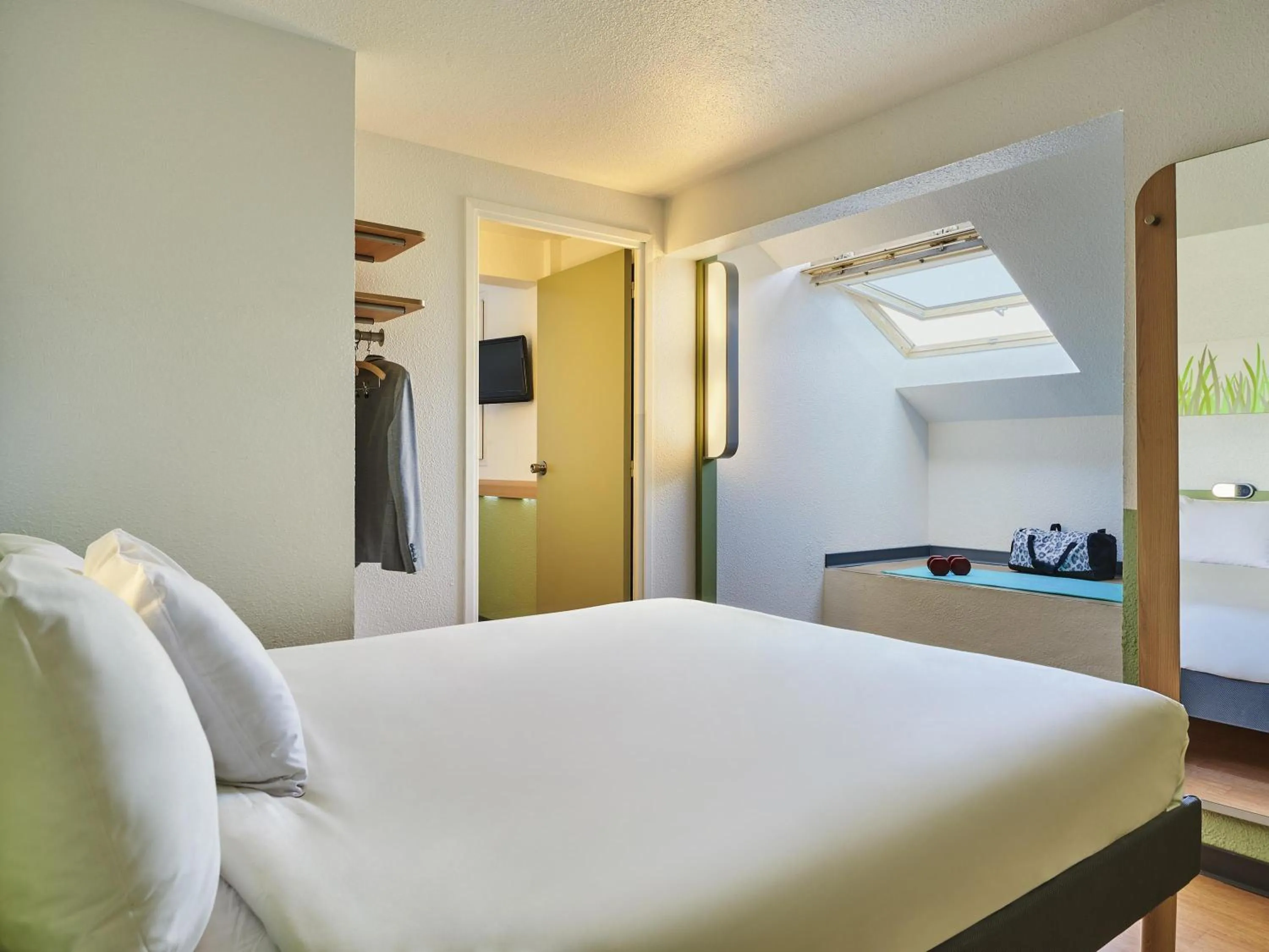 Bedroom, Bed in Ibis Budget Versailles Coignieres