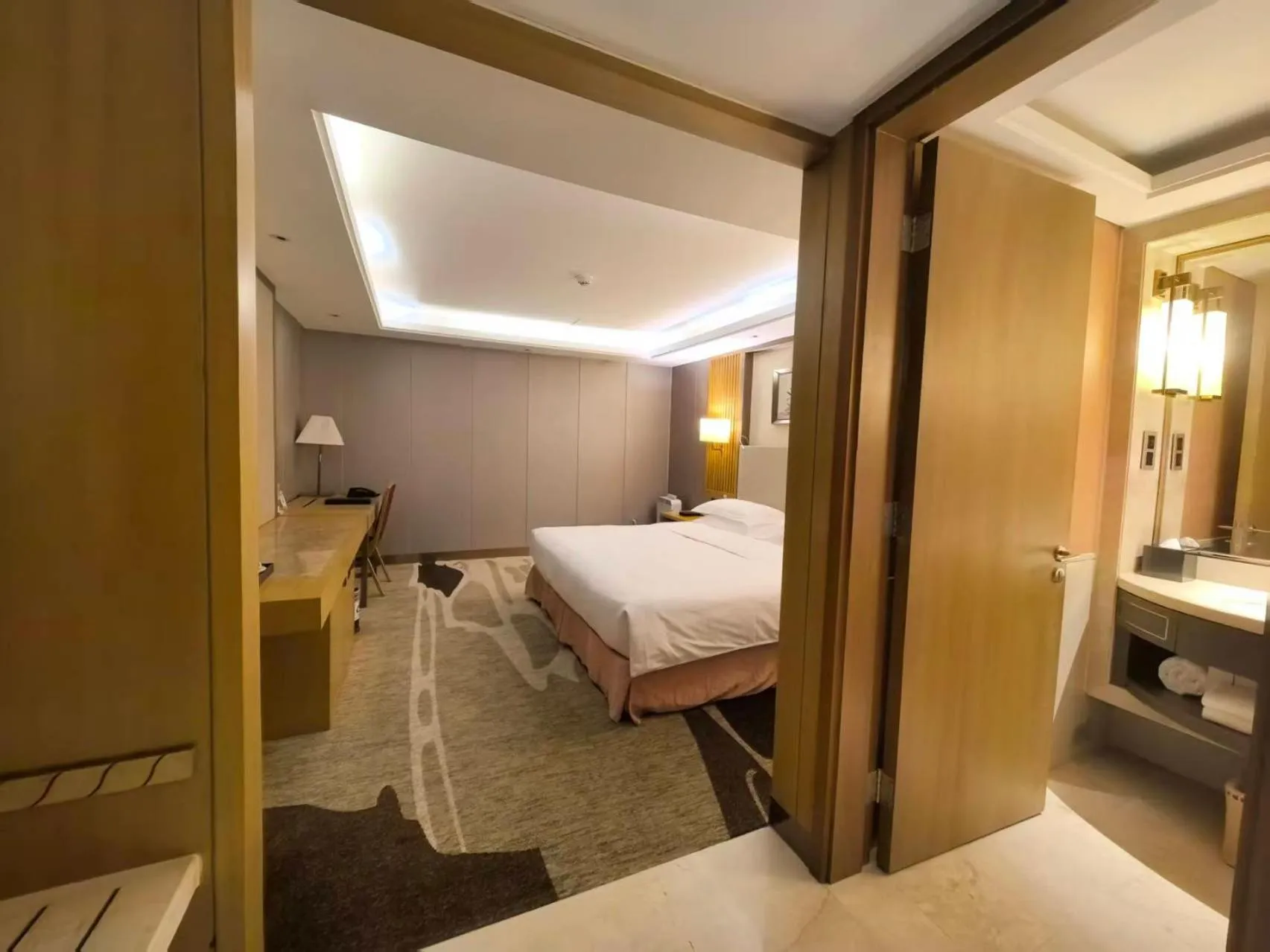 Photo of the whole room, Bed in Ramada Plaza By Wyndham Fuzhou South