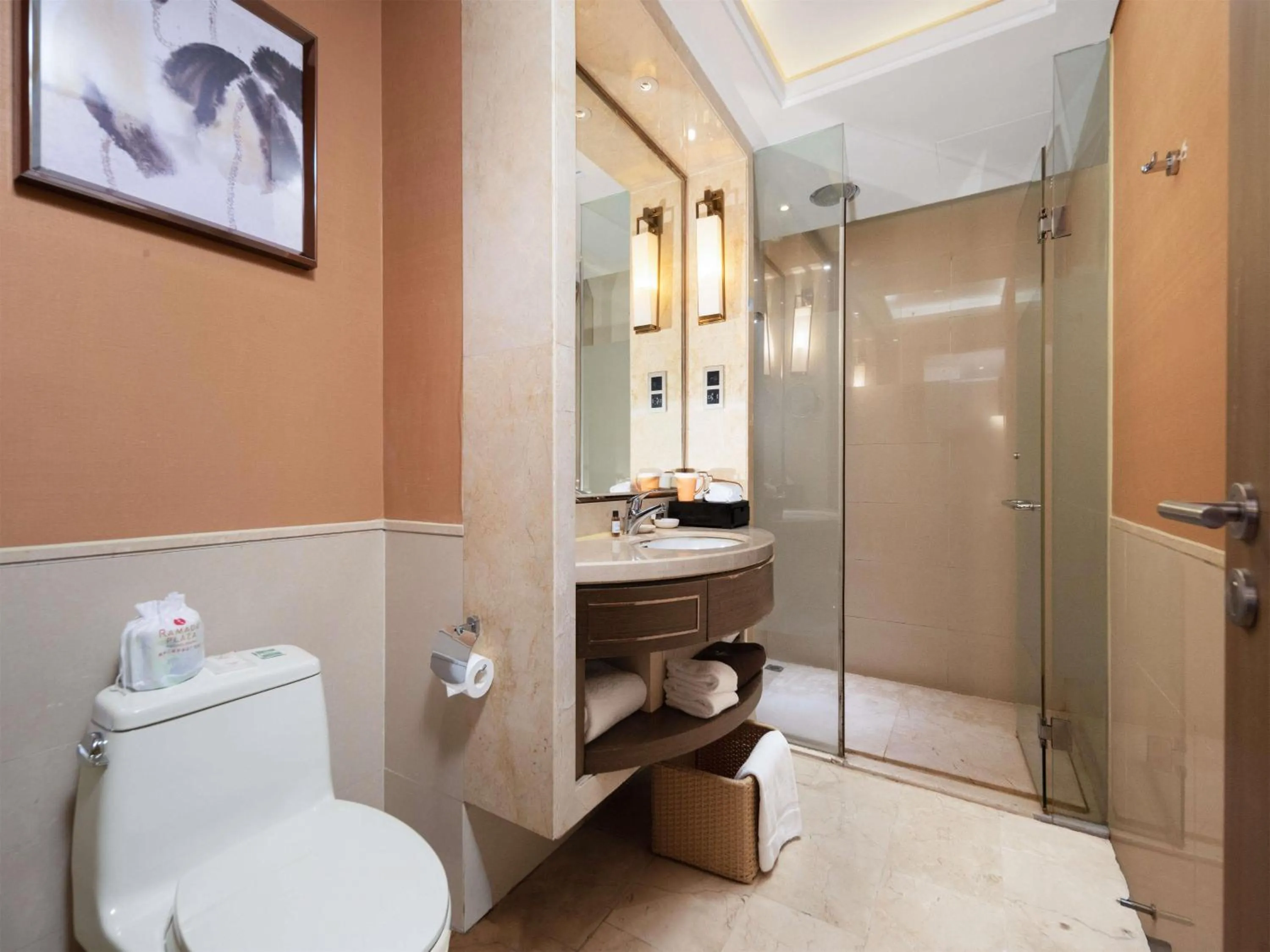 Shower in Ramada Plaza By Wyndham Fuzhou South