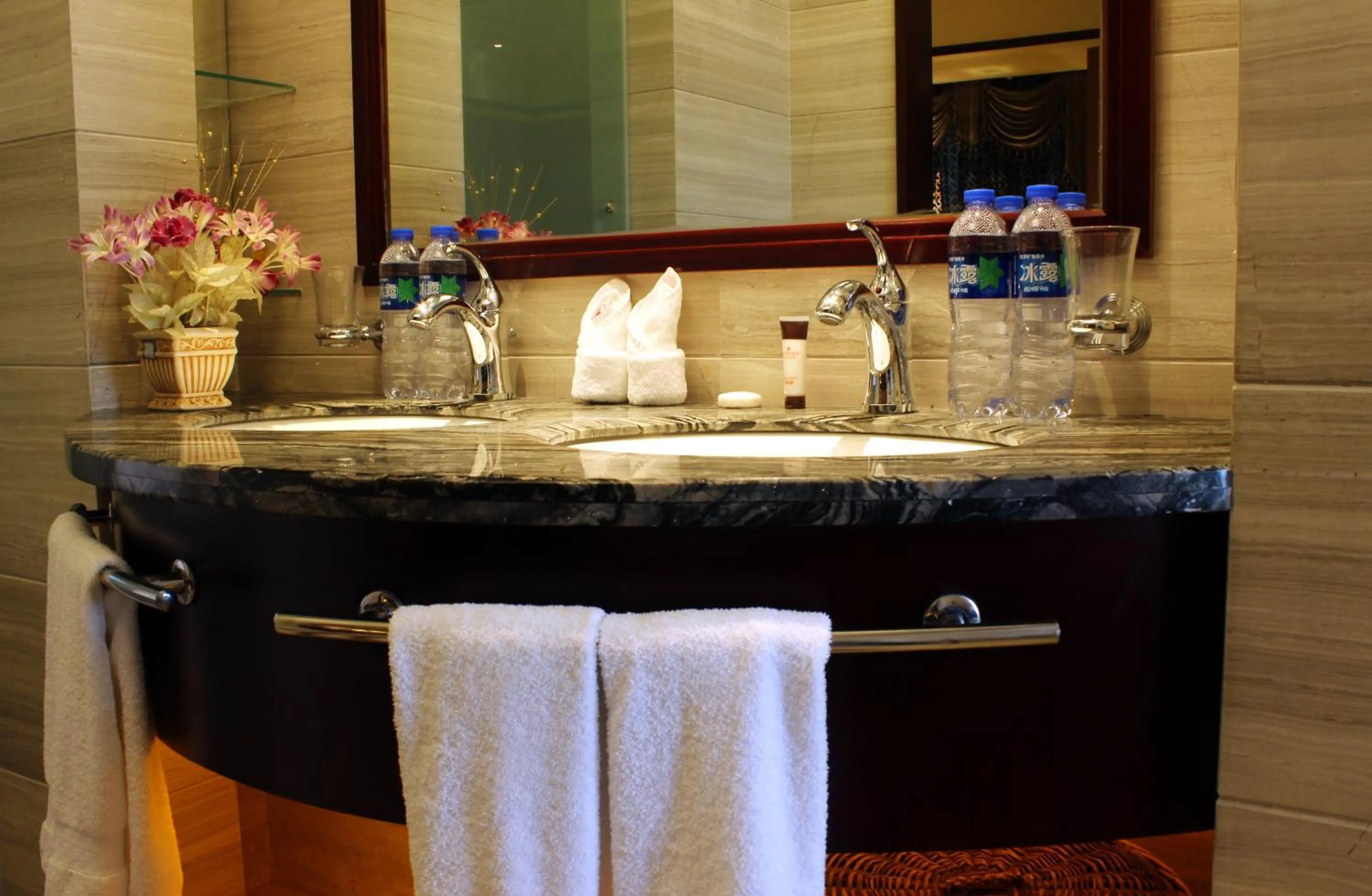 Deluxe King Suite - Smoking in Ramada Plaza By Wyndham Fuzhou South