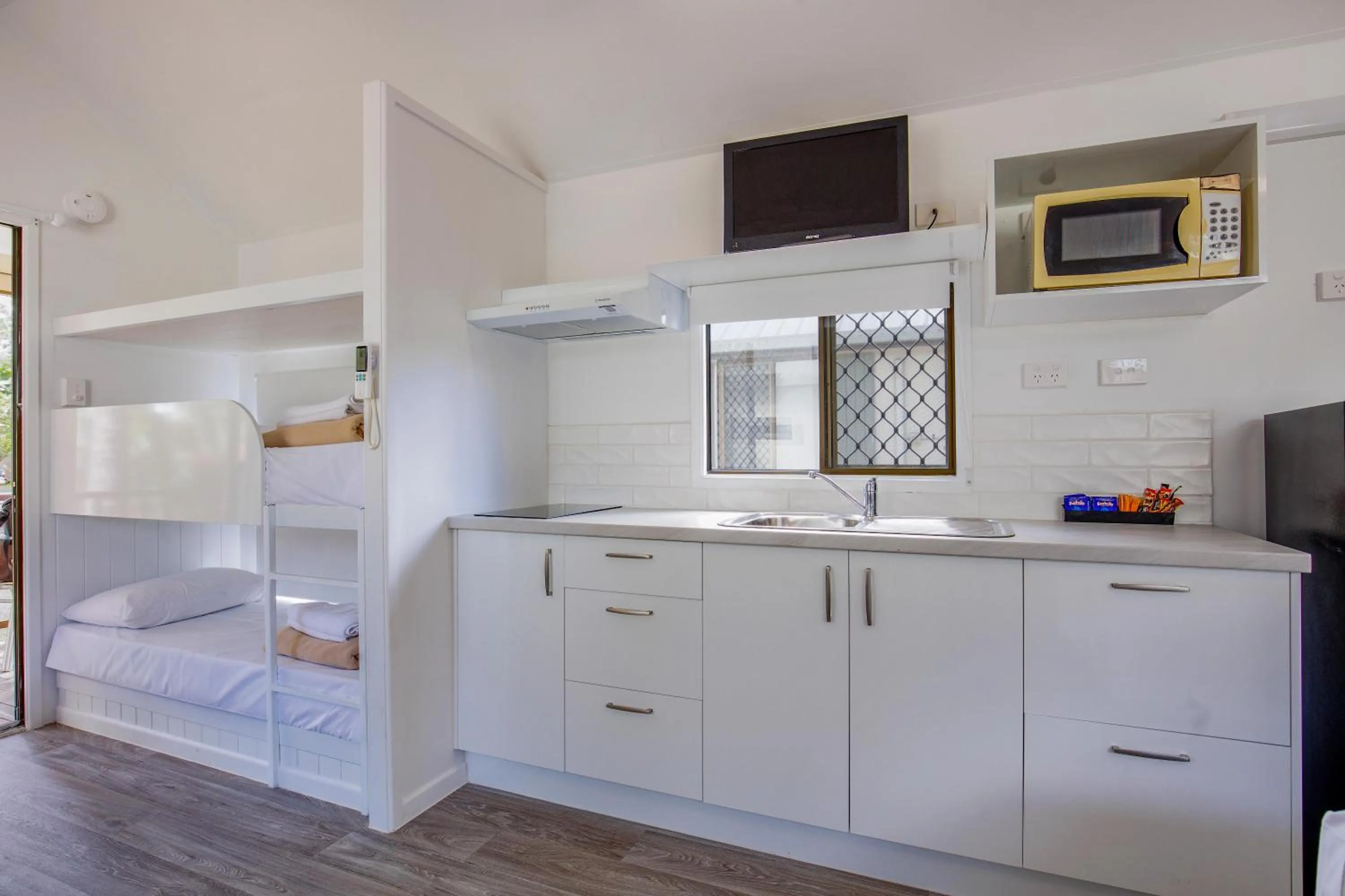 kitchen, Bed in Ingenia Holidays Townsville