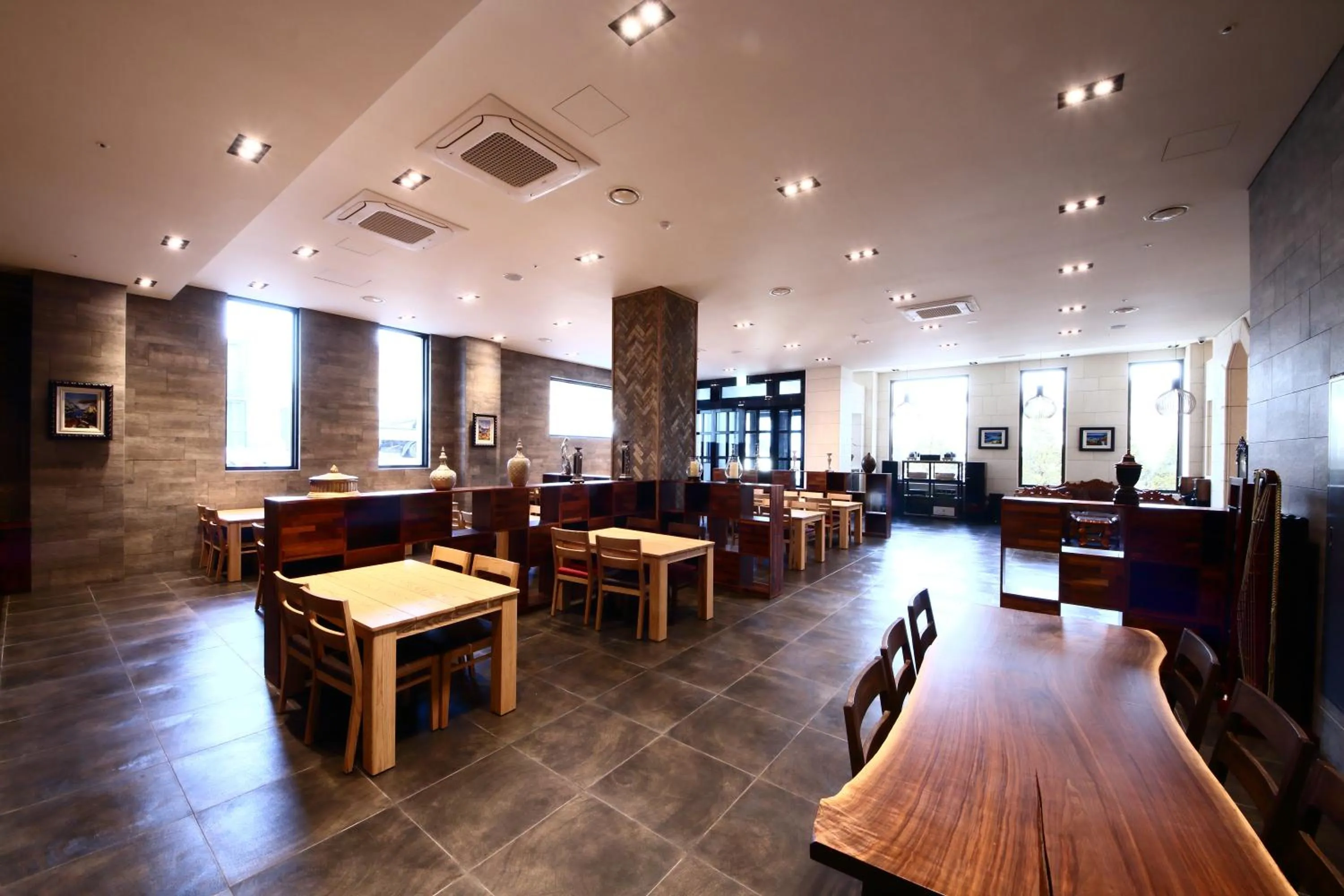 Restaurant/places to eat in Benikea The H Hotel