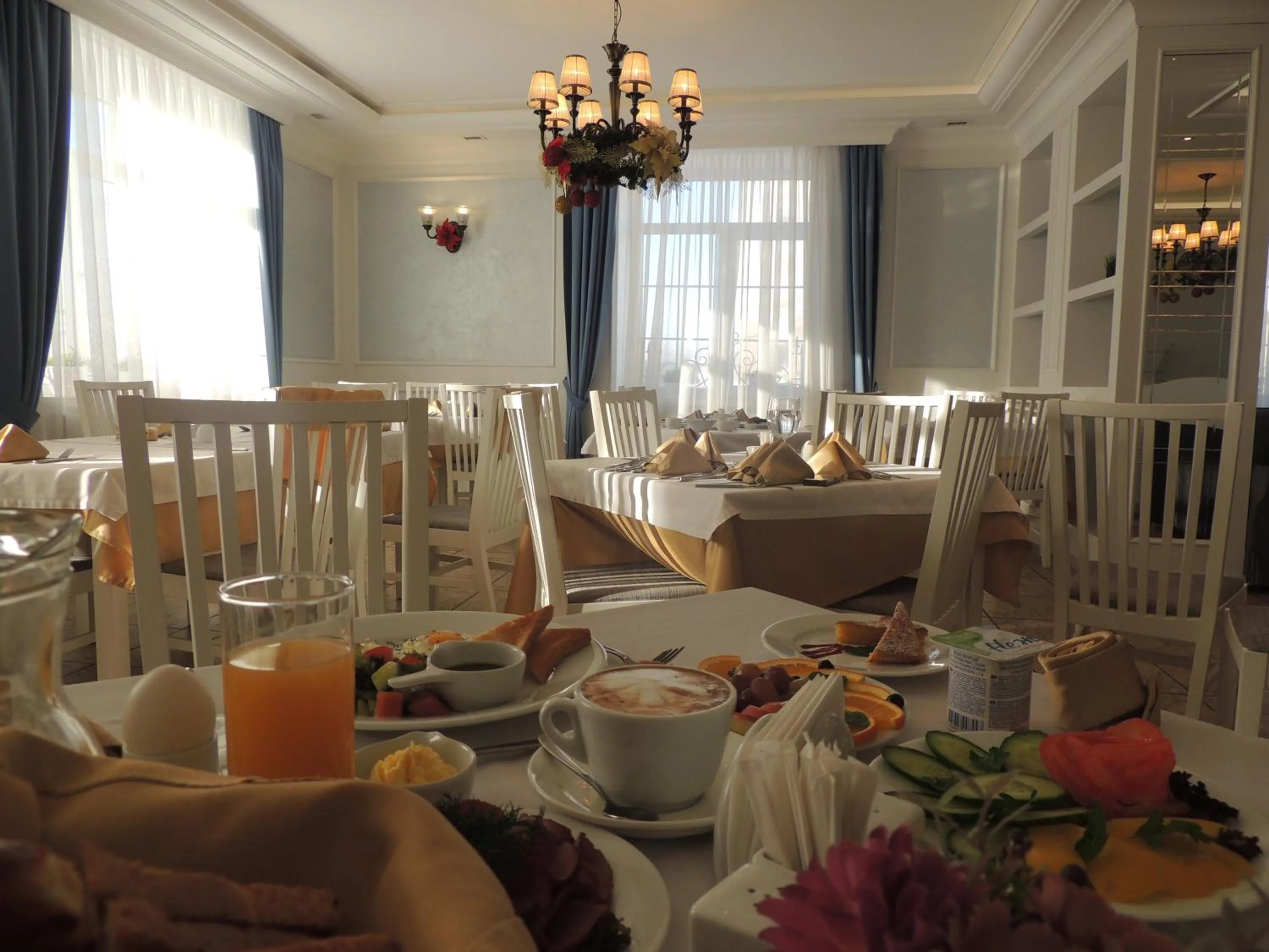 Restaurant/places to eat in Hotel Monaco