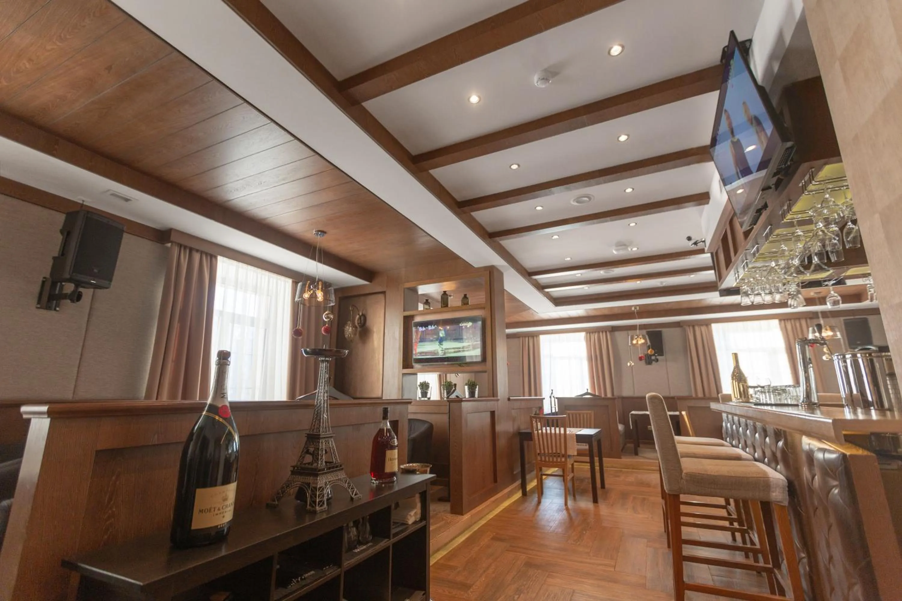 Restaurant/places to eat in Hotel Monaco