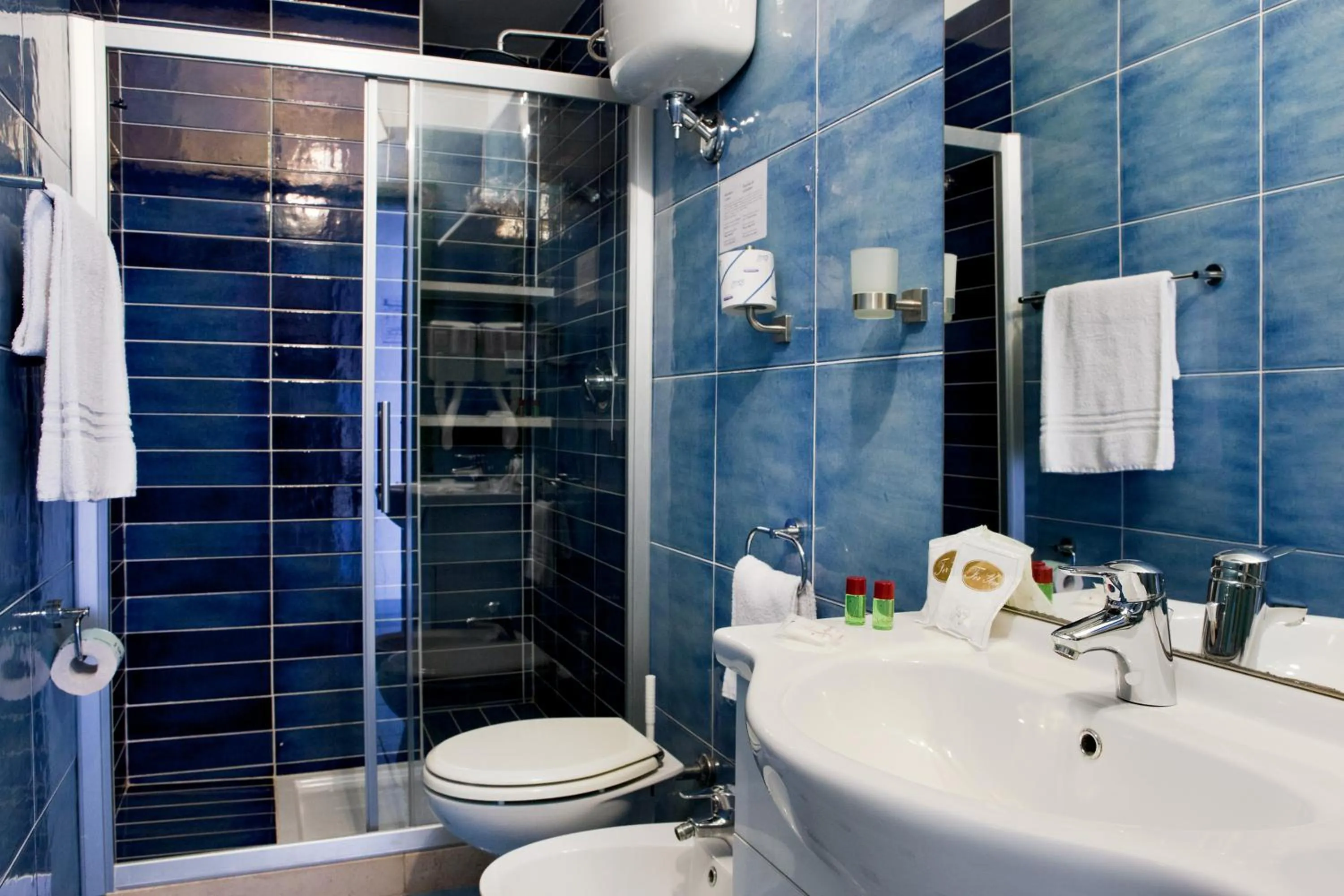 Shower in Hotel Côte D'Est