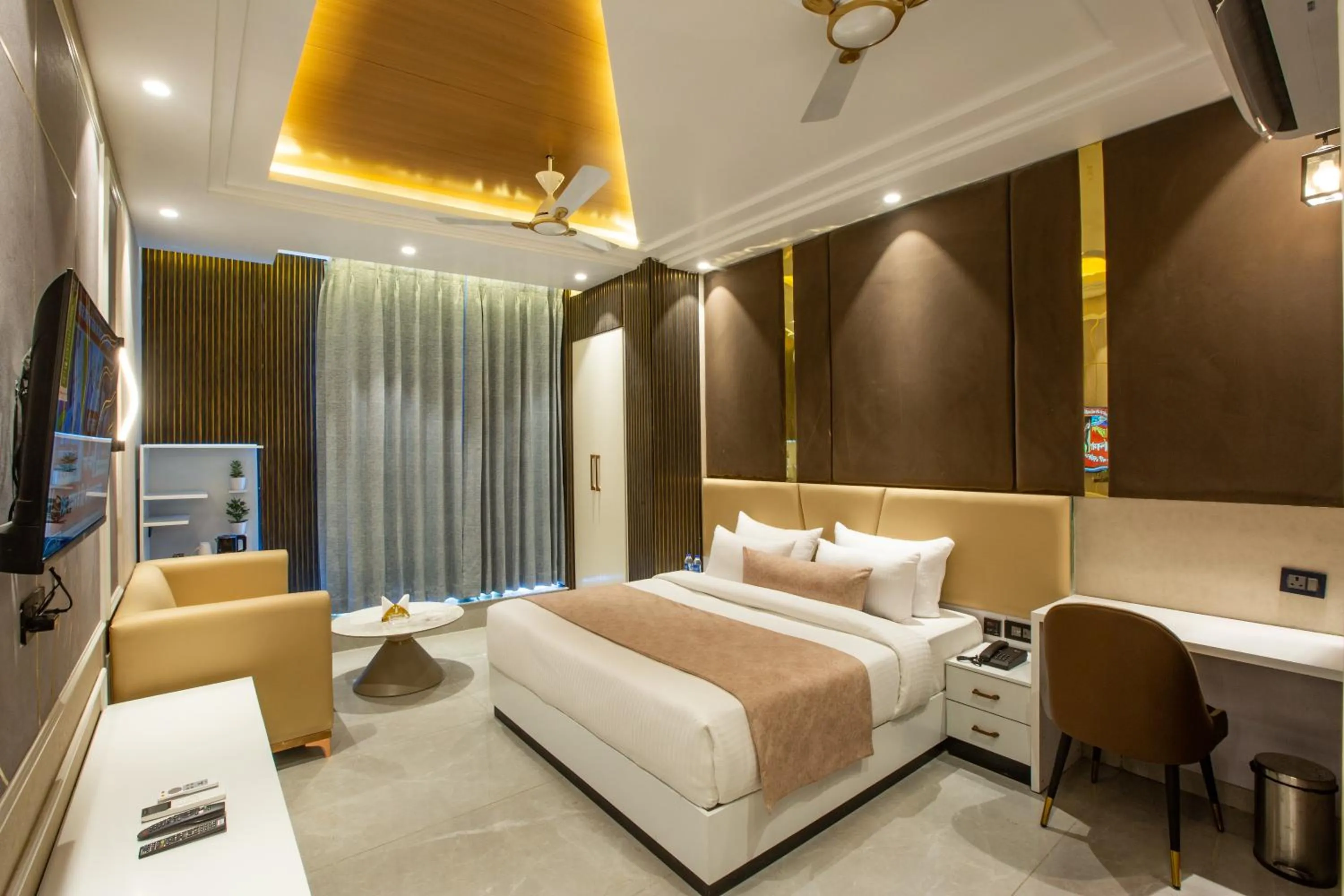Photo of the whole room in Hotel Aroma Suites Delhi Airport