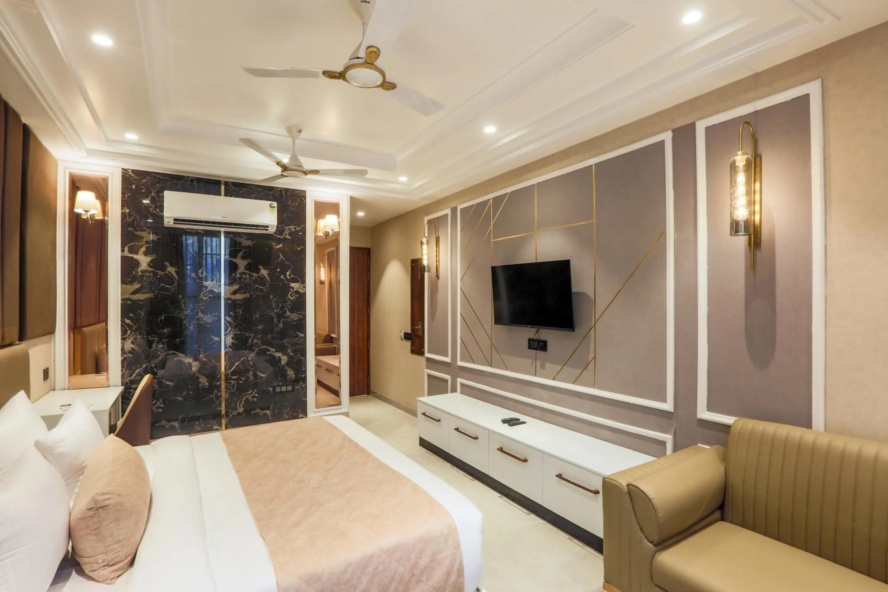 Photo of the whole room in Hotel Aroma Suites Delhi Airport