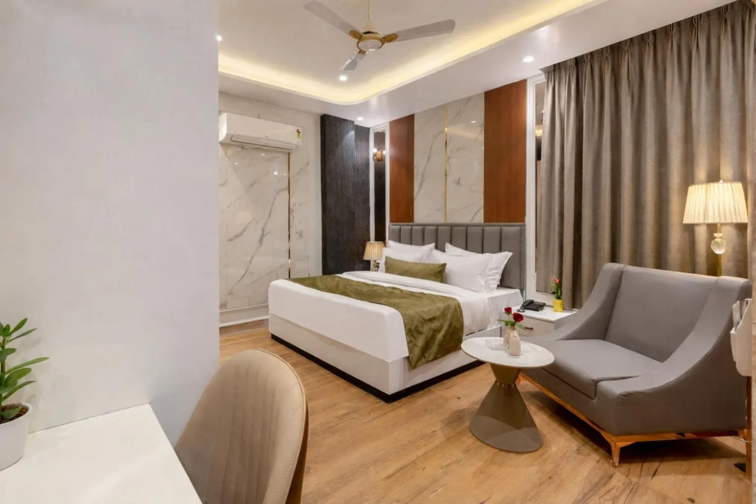 Photo of the whole room in Hotel Aroma Suites Delhi Airport