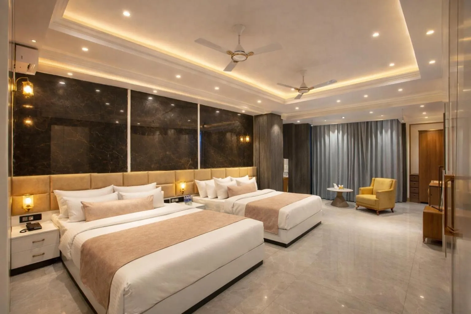 Photo of the whole room in Hotel Aroma Suites Delhi Airport
