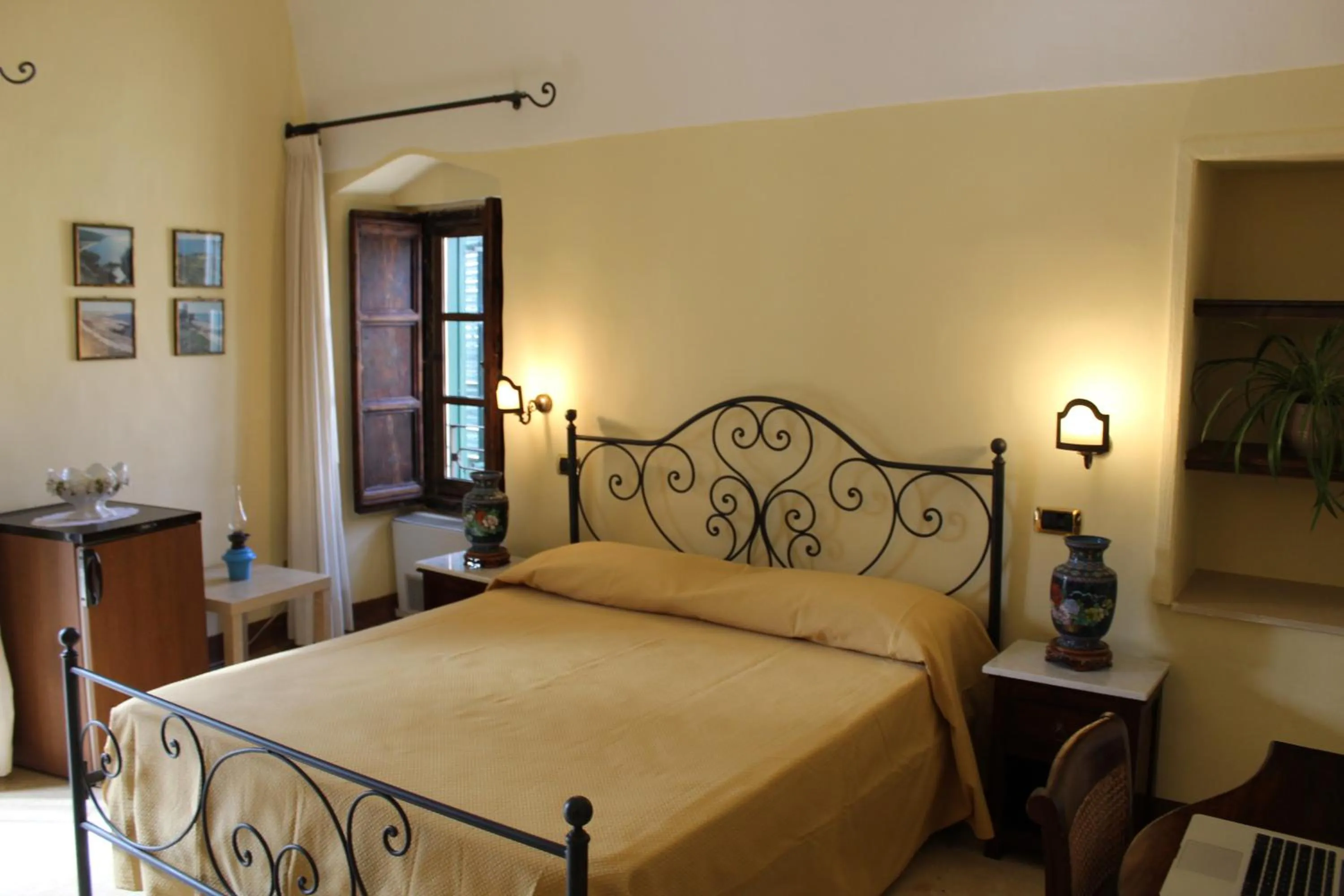 Photo of the whole room, Bed in Palazzo Senape De Pace