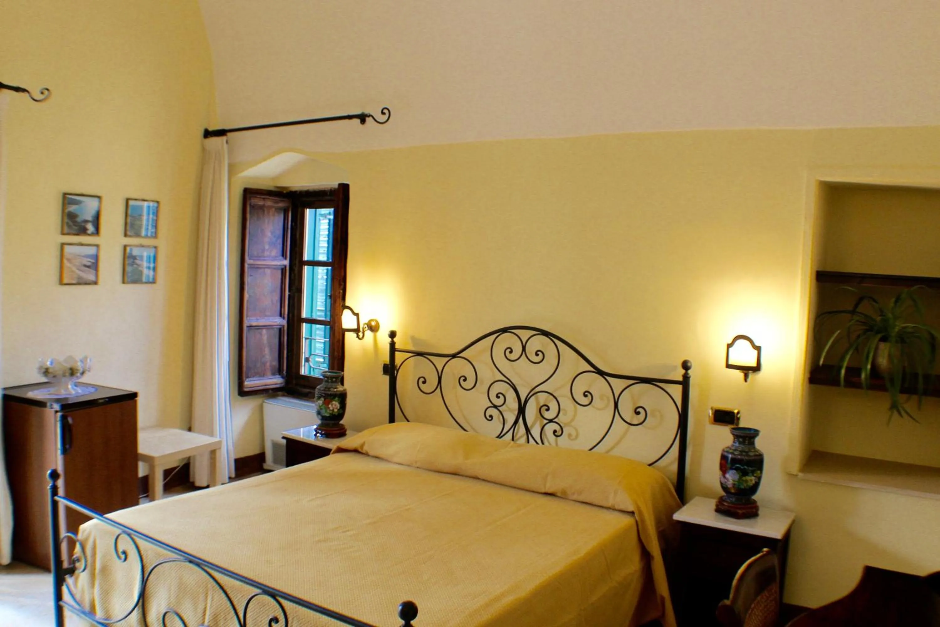 Photo of the whole room, Bed in Palazzo Senape De Pace