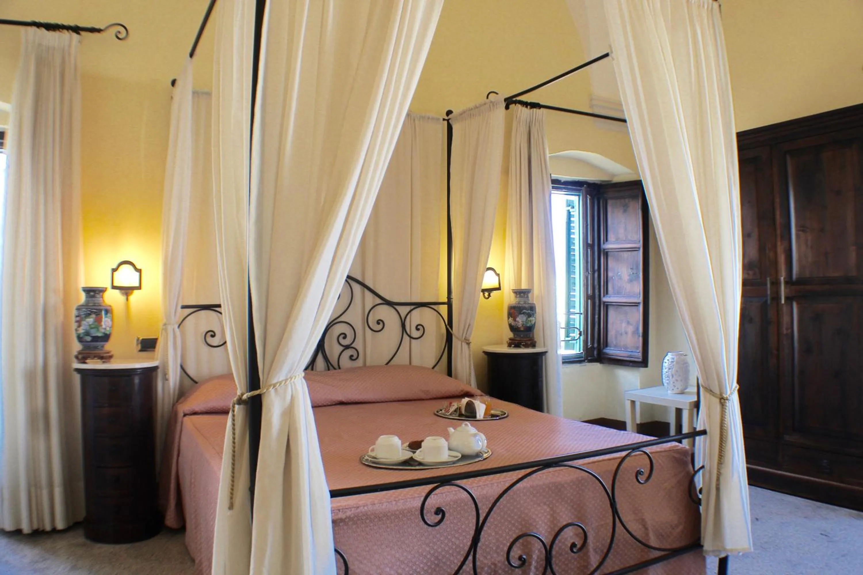 Photo of the whole room, Bed in Palazzo Senape De Pace