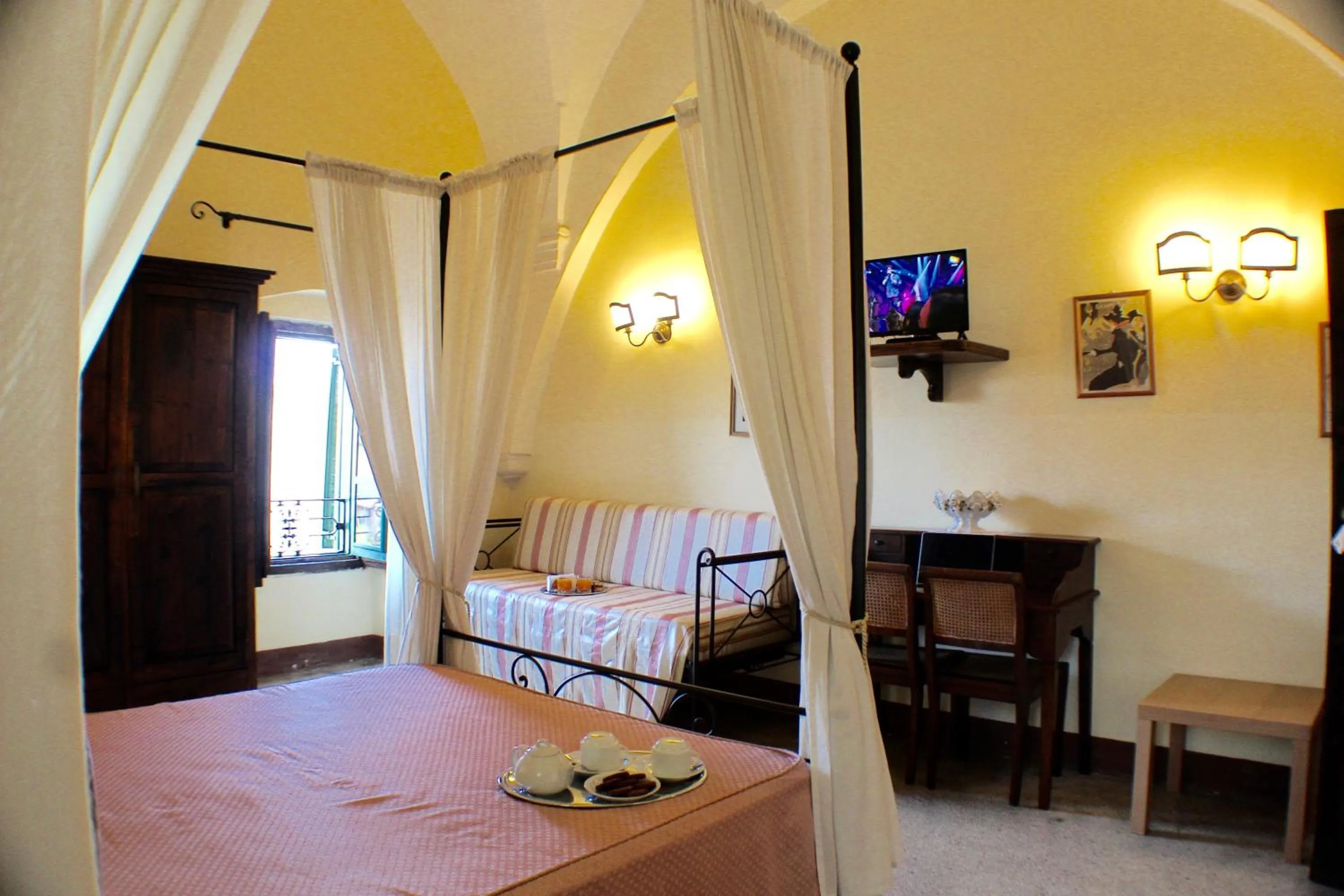 Photo of the whole room, Bed in Palazzo Senape De Pace