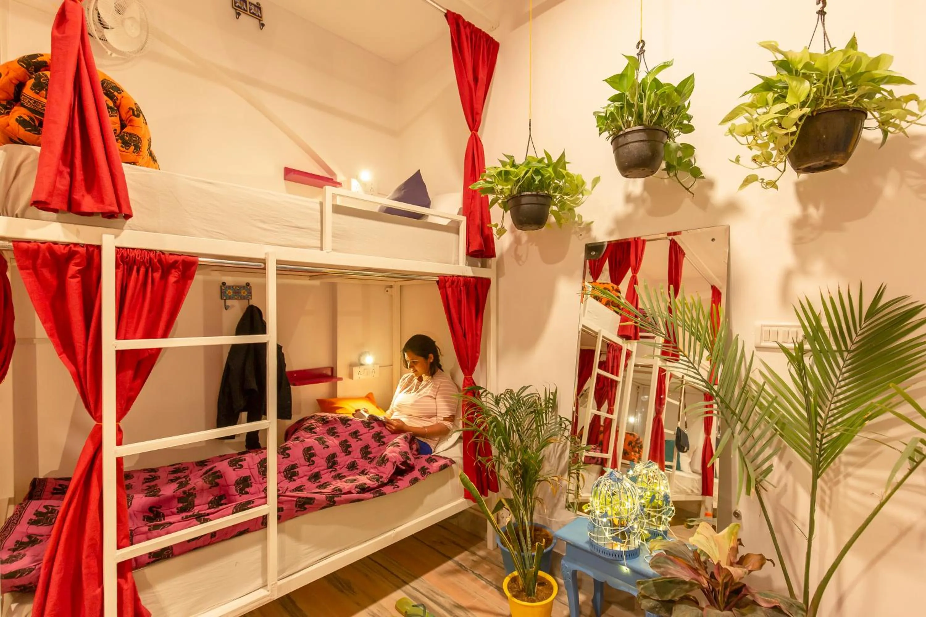 Bed in goSTOPS Lite Jaipur