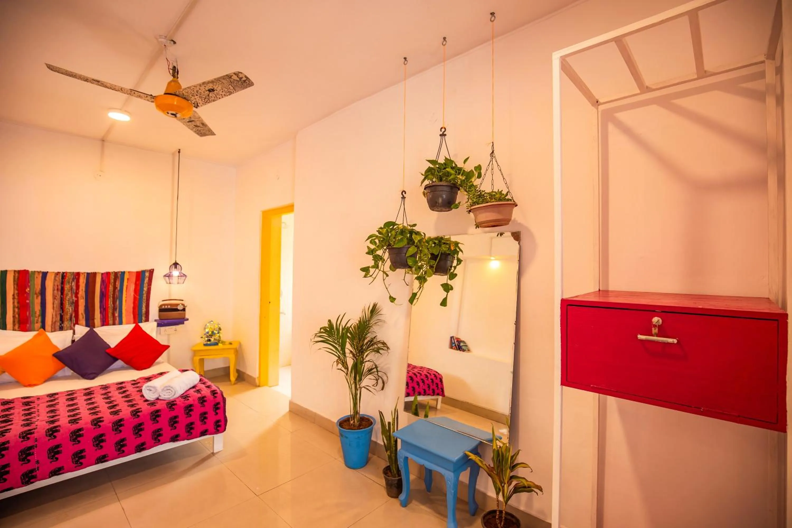 Bed in goSTOPS Lite Jaipur