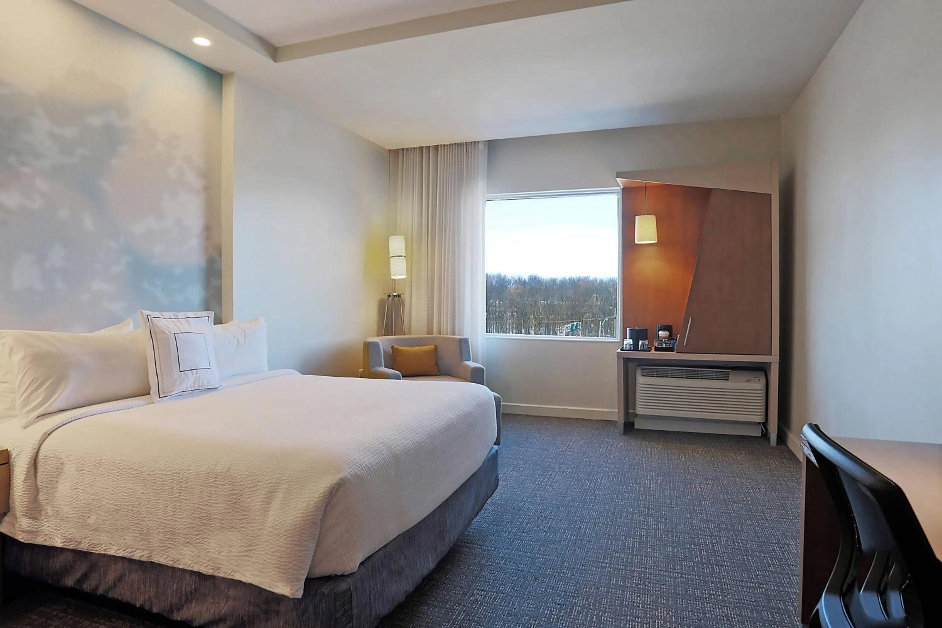 Photo of the whole room, Bed in Courtyard by Marriott Montreal West Island/Baie D’Urfe