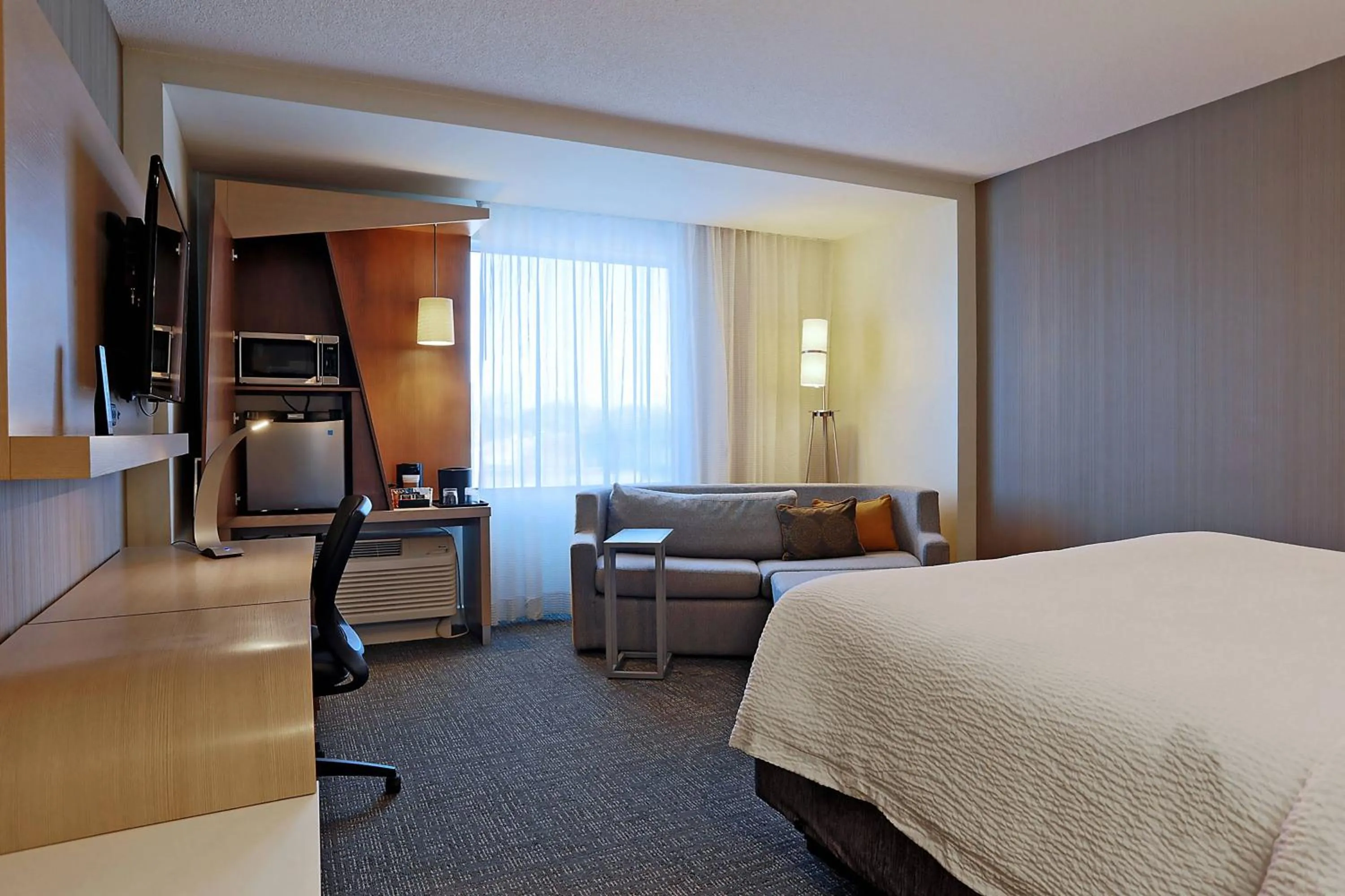 Photo of the whole room, Bed in Courtyard by Marriott Montreal West Island/Baie D’Urfe