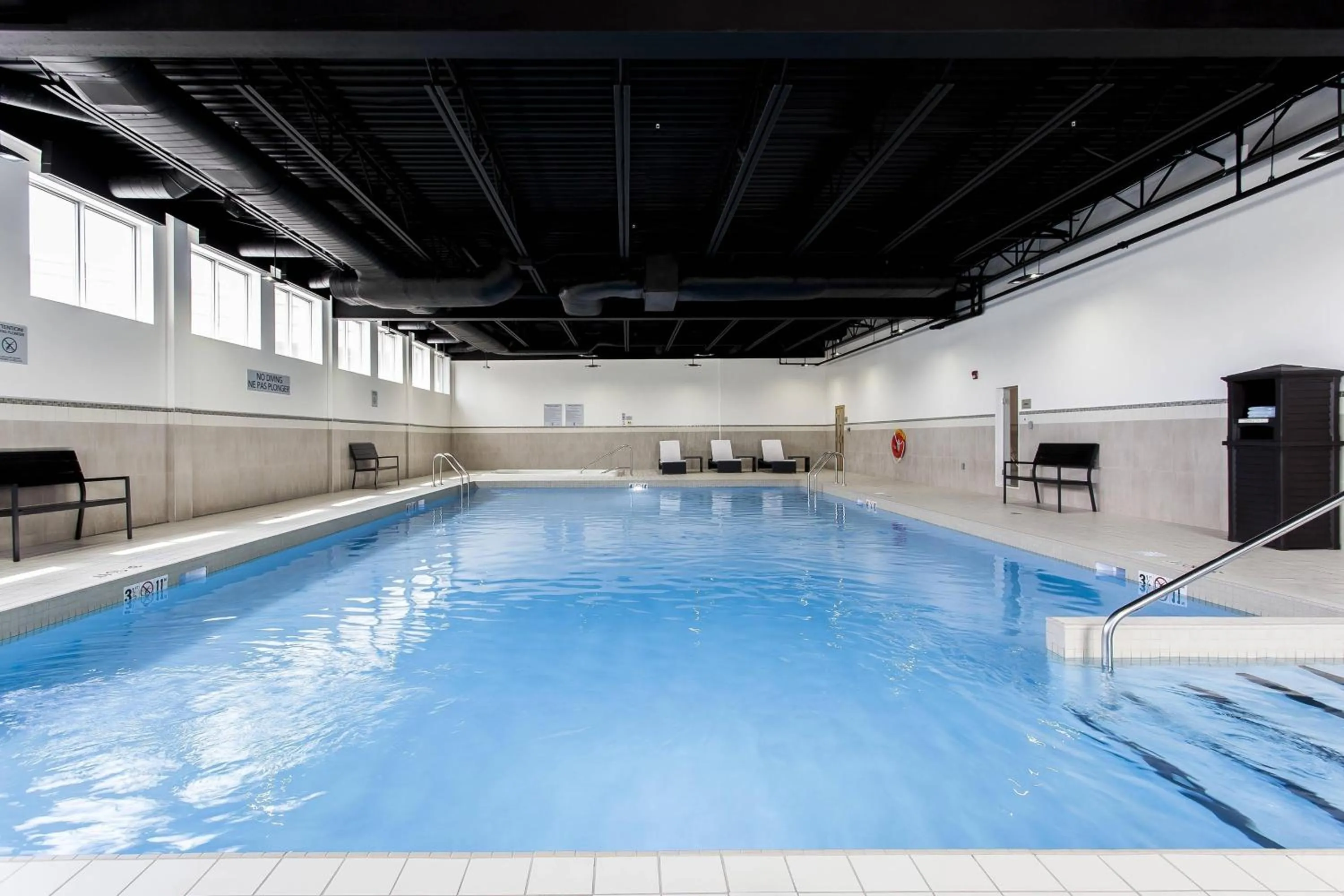 Swimming pool in Courtyard by Marriott Montreal West Island/Baie D’Urfe